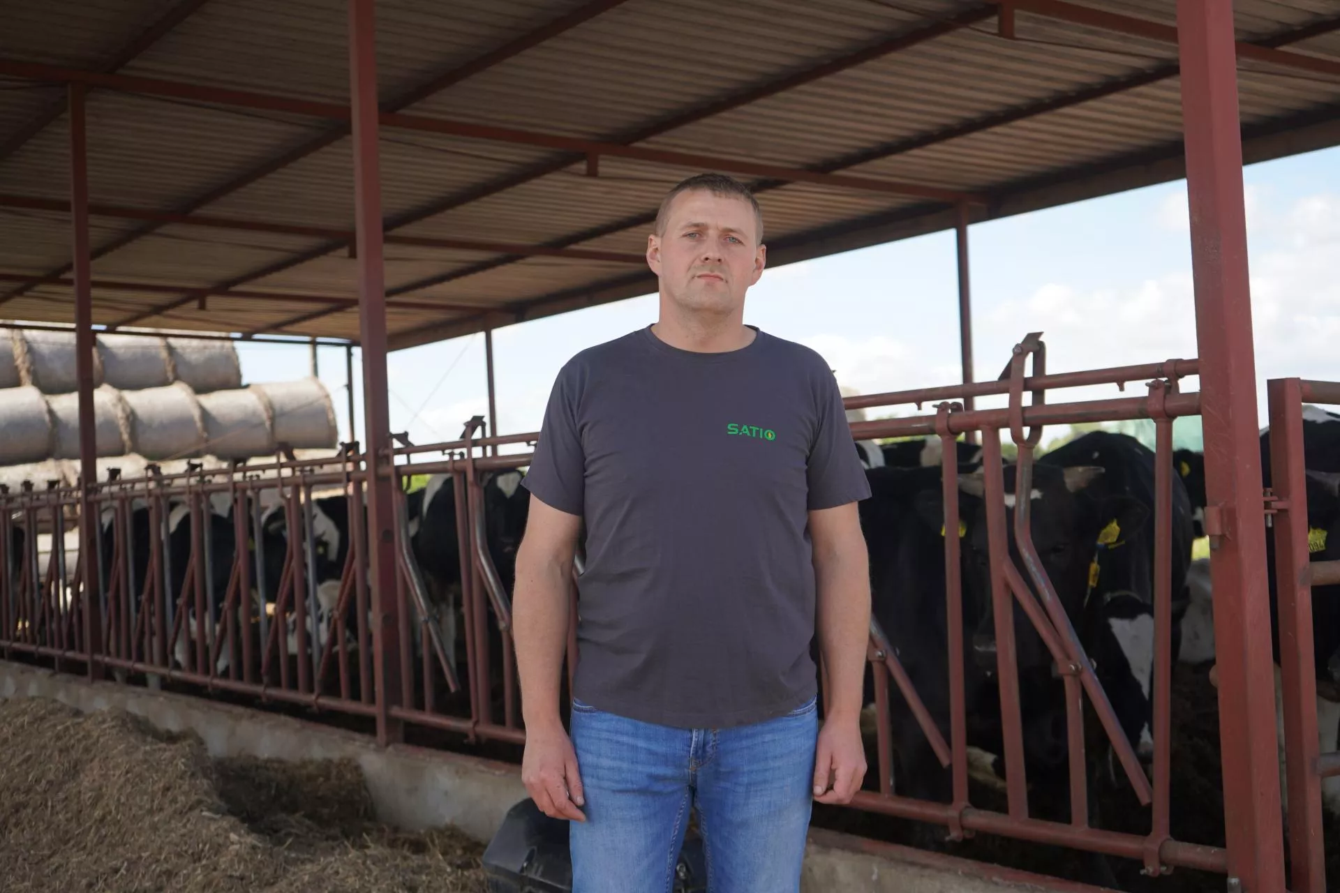 Nie wydał fortuny, a krowy mają komfort. Zobacz oborę rolnika z Kujaw