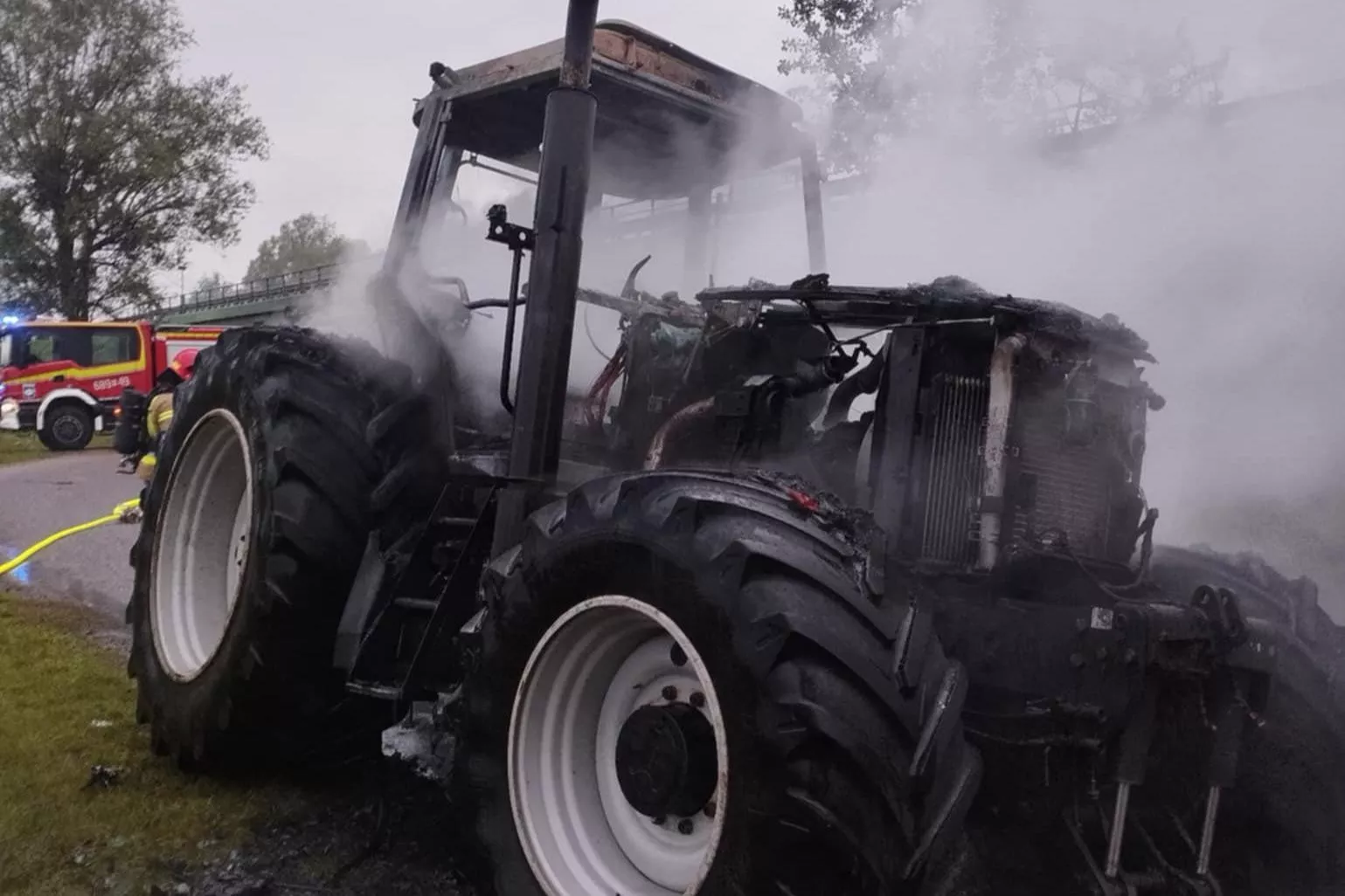 Pożar ciągnika koło Wołomina. Od czego spłonął?