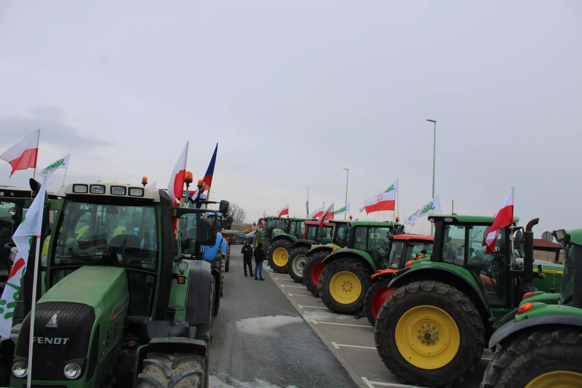 60 ciągników zablokuje drogi. Rolnicy zostawiają pola i wracają do protestów