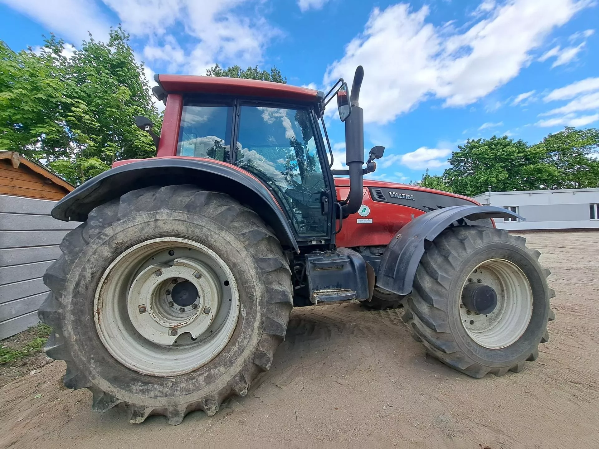 Lasy Państwowe i zakłady wyprzedają ciągniki. Jaka cena Valtry i Ursusa?
