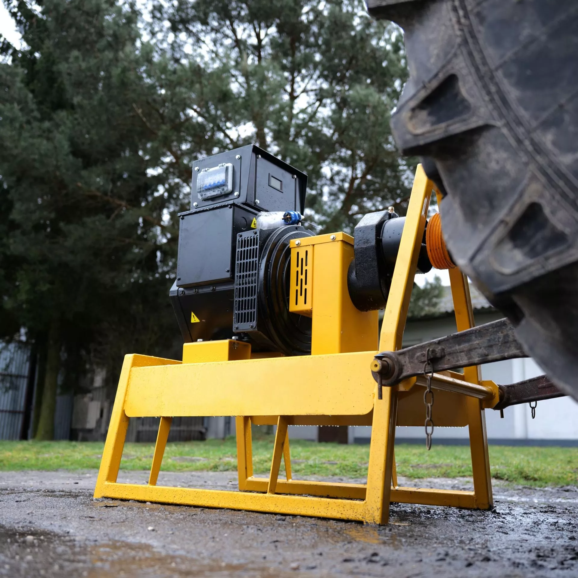 Agregaty WOM do ciągników z automatyczną regulacją napięcia (AVR) – bezpieczeństwo i wygoda