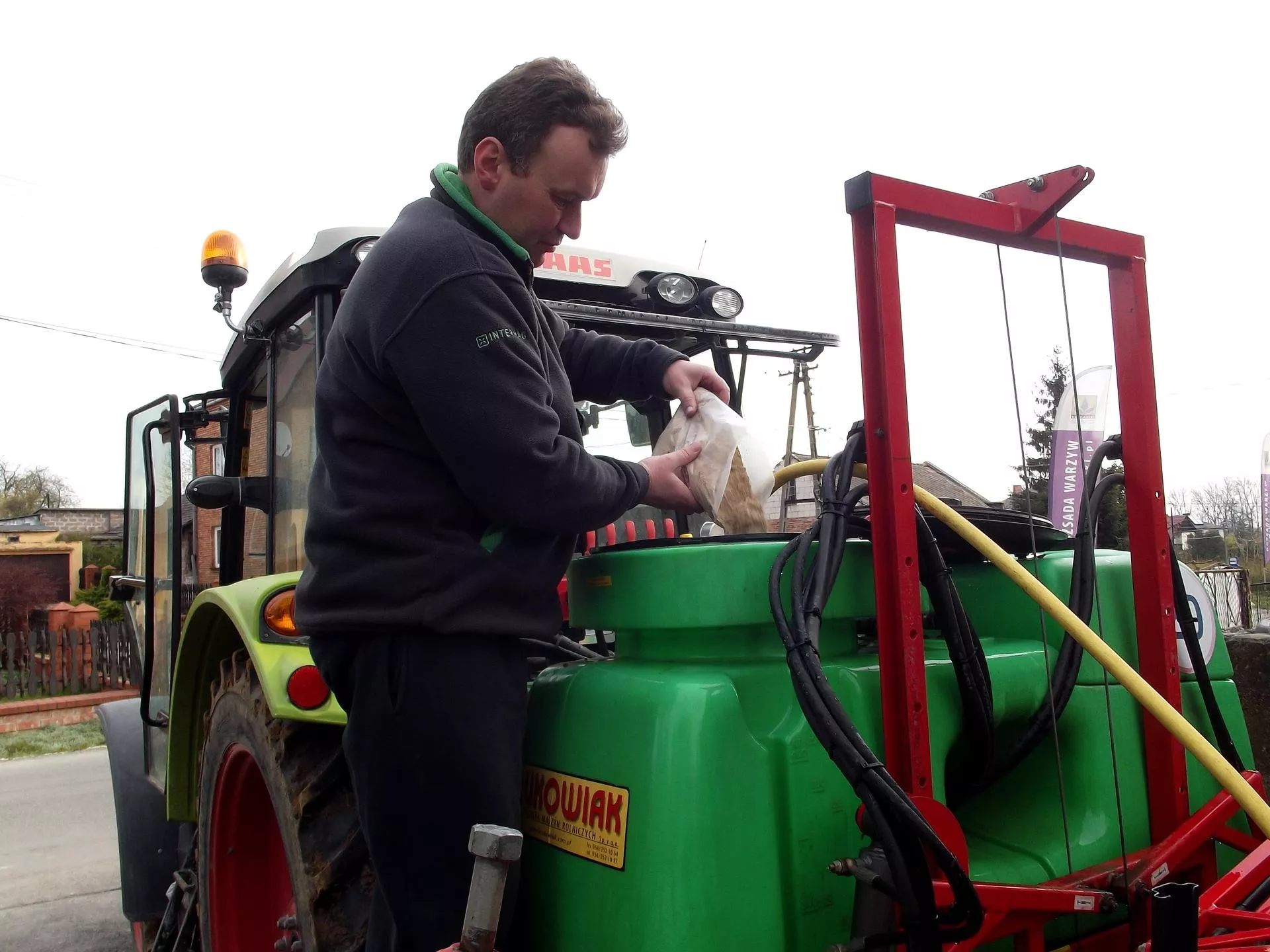 Ekoschemat Biologiczna uprawa: czy rolnik może sam zaprawić nasiona? Co wpisać w rejestr?