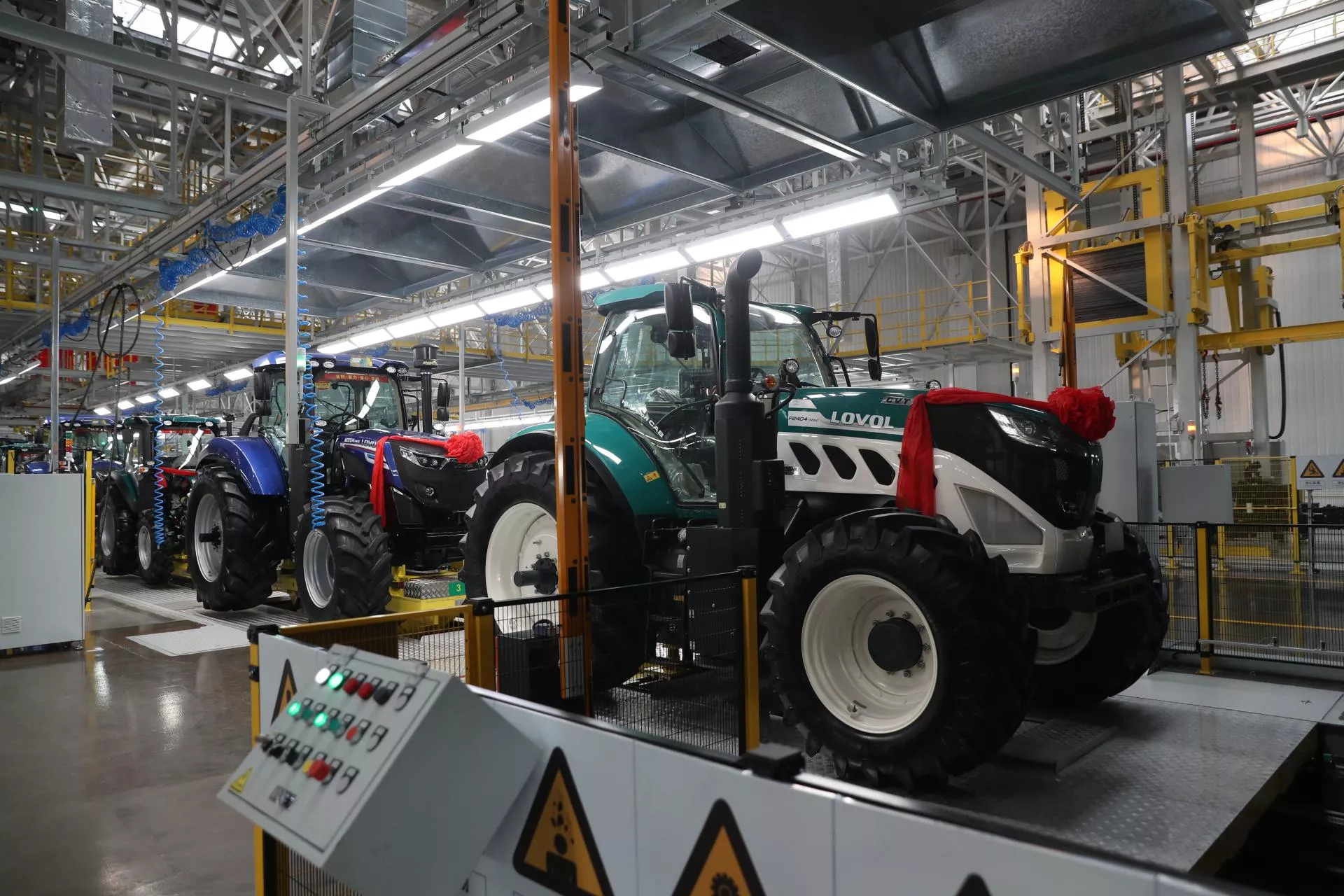 Nowa superfabryka produkuje 1 ciągnik co 4 minuty. Można je kupić w Polsce