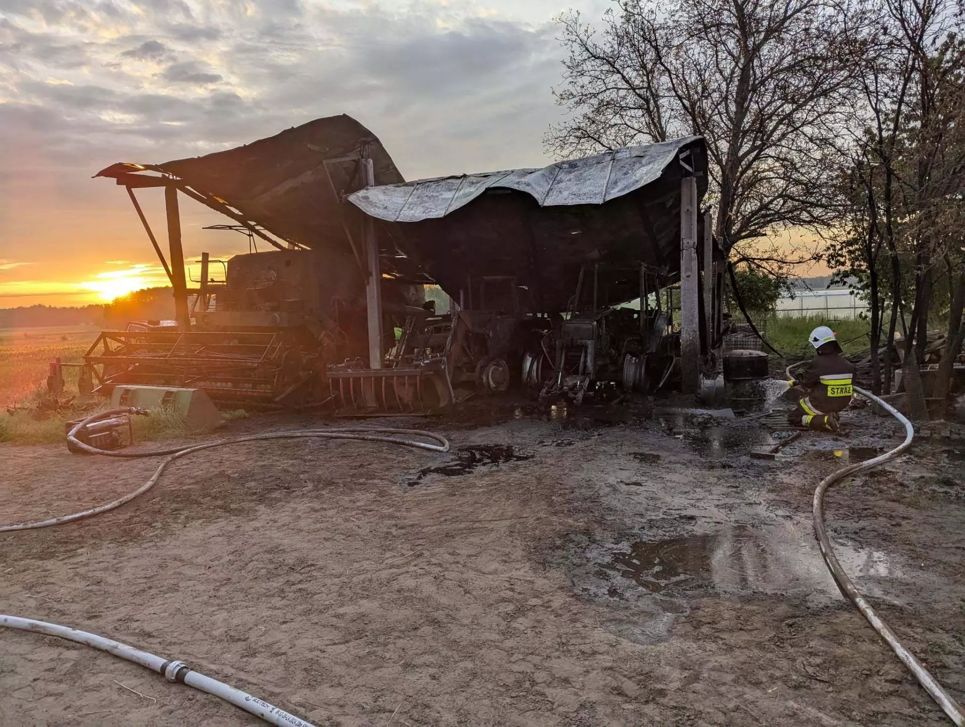 Rolnikowi spłonęły wszystkie maszyny. Dramat pod Ciechanowem