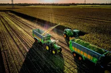 John Deere prezentuje nowe sieczkarnie samojezdne F8 i F9