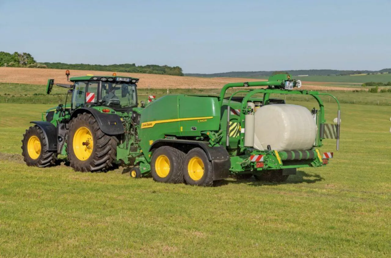 Nowe prasy zwijające od John Deere. Nadadzą belom kształt i je zważą