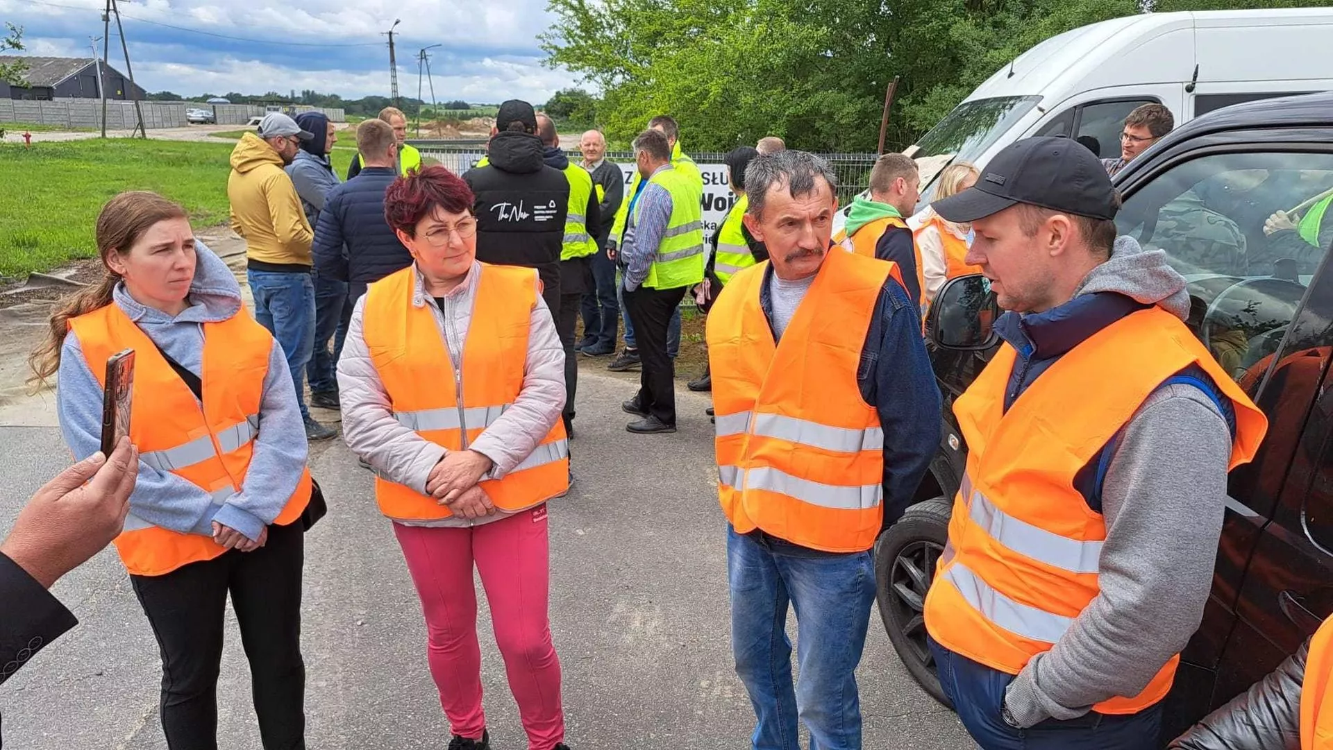 Firma nie zapłaciła rolnikom za bydło. Przyjechali pod siedzibę [WIDEO]