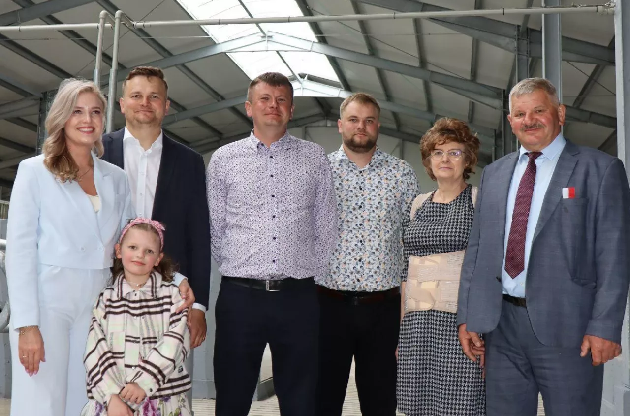 Postawili oborę na 300 krów i zaoszczędzili tysiące. Rolnicy z Mazowsza zdradzają sposób