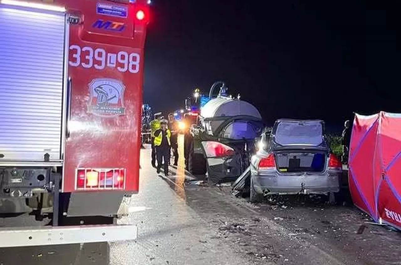 Dramat pod Lublinem. Volvo nadziało się na ciągnik z beczką. Dwie osoby zginęły
