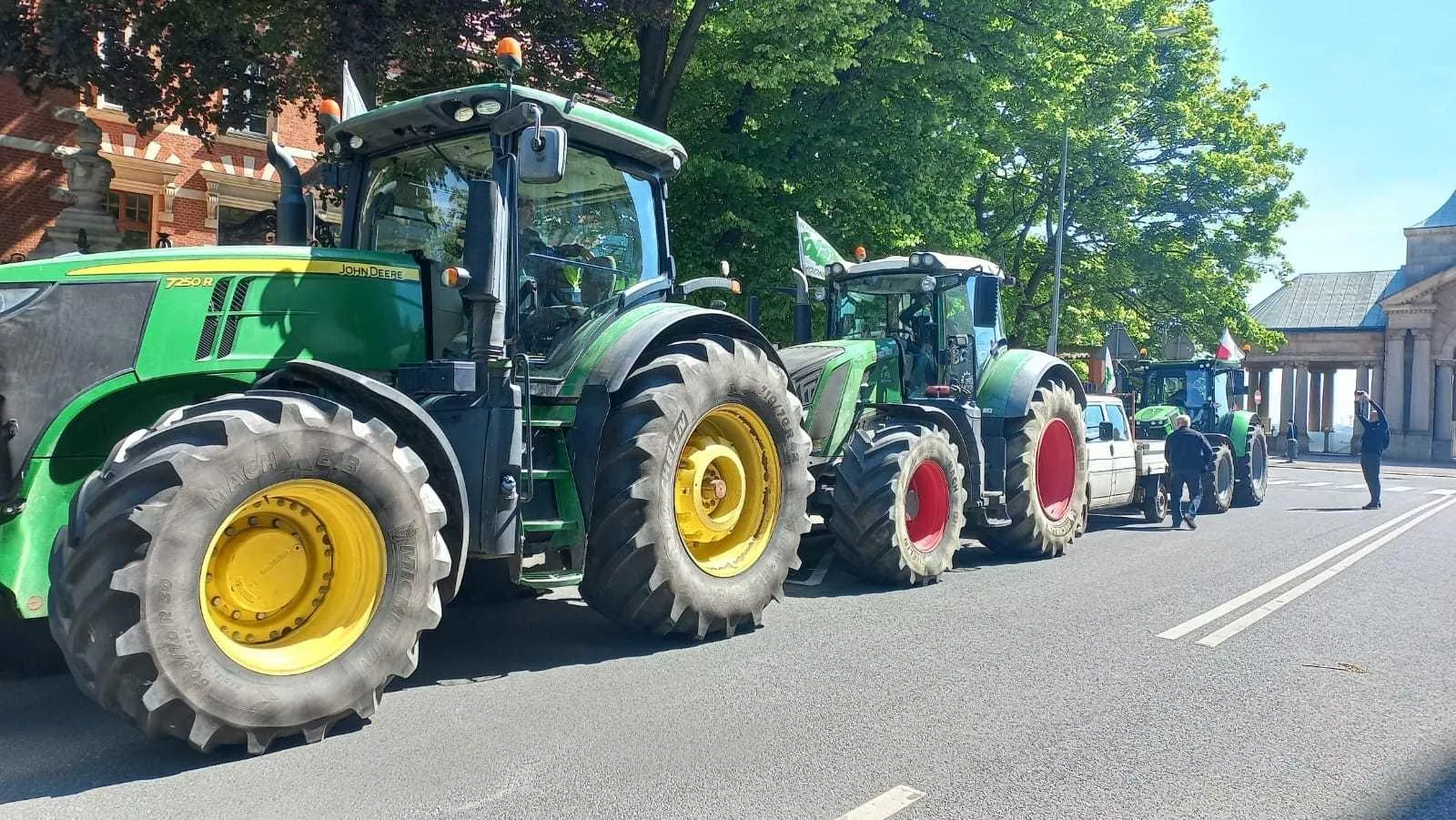 Ciągniki kontra rząd. Rolnicy wściekli: gotują nas jak żabę