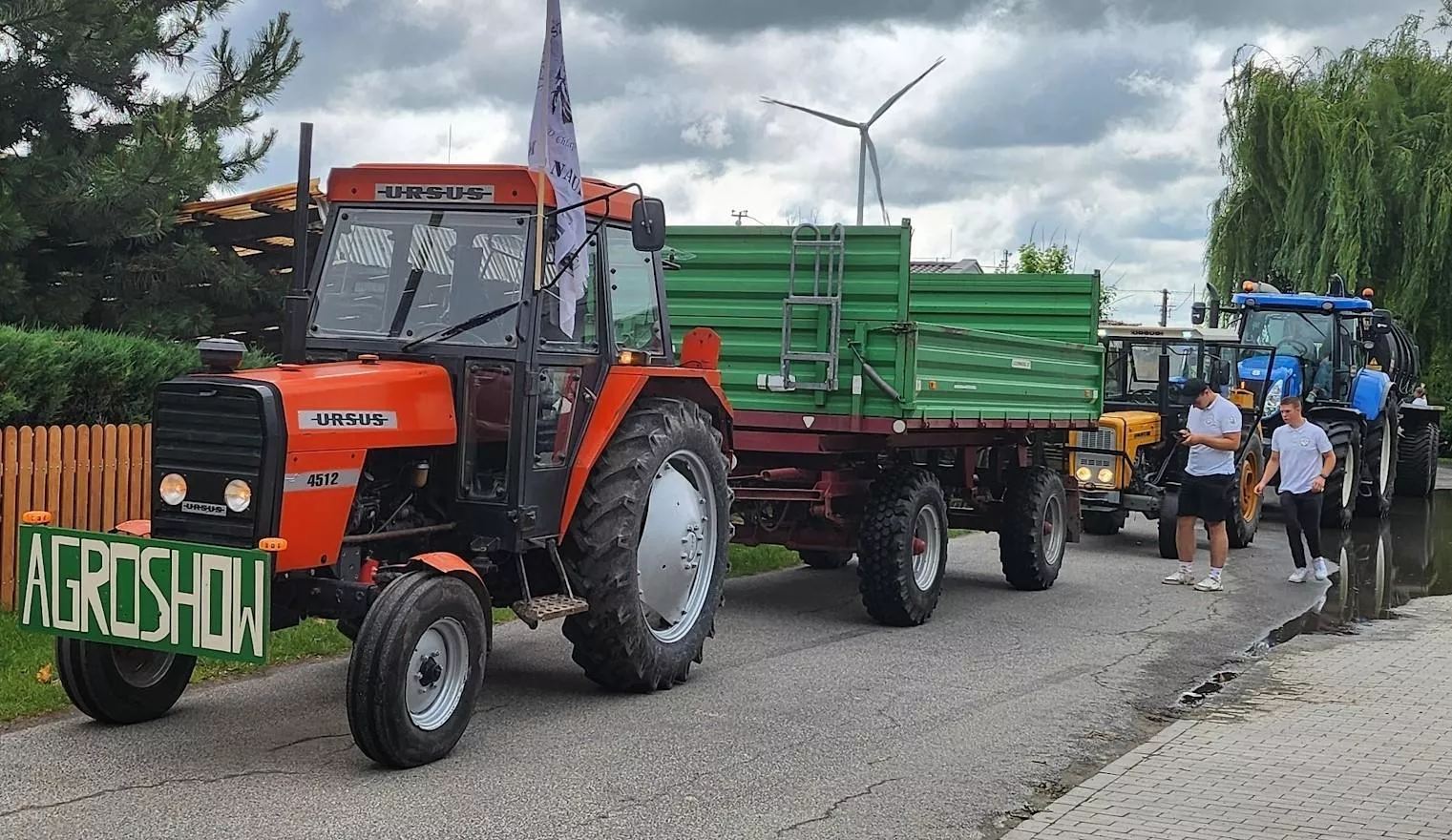 Agro Show uczniów z Trzcianki zachwyca! Stare i nowe ciągniki w jednej paradzie