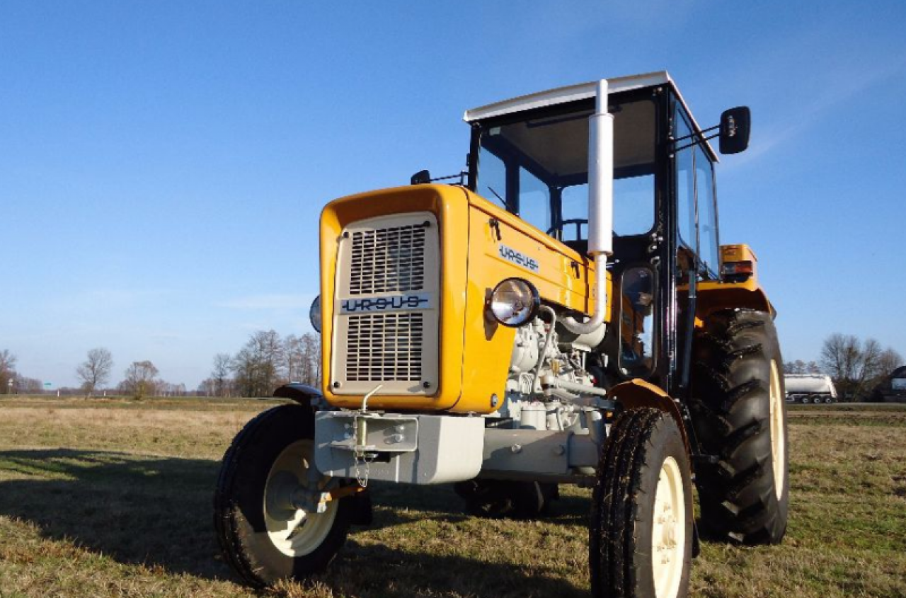 Państwowa spółka wyprzedaje maszyny rolnicze. Jaka cena ciągnika, wozu paszowego i przyczepy?