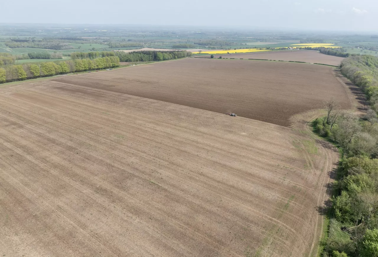 Padł rekord orki autonomicznej z pługiem Kverneland LO oraz autonomicznym robotem AgXeed AgBot 5.115T2.