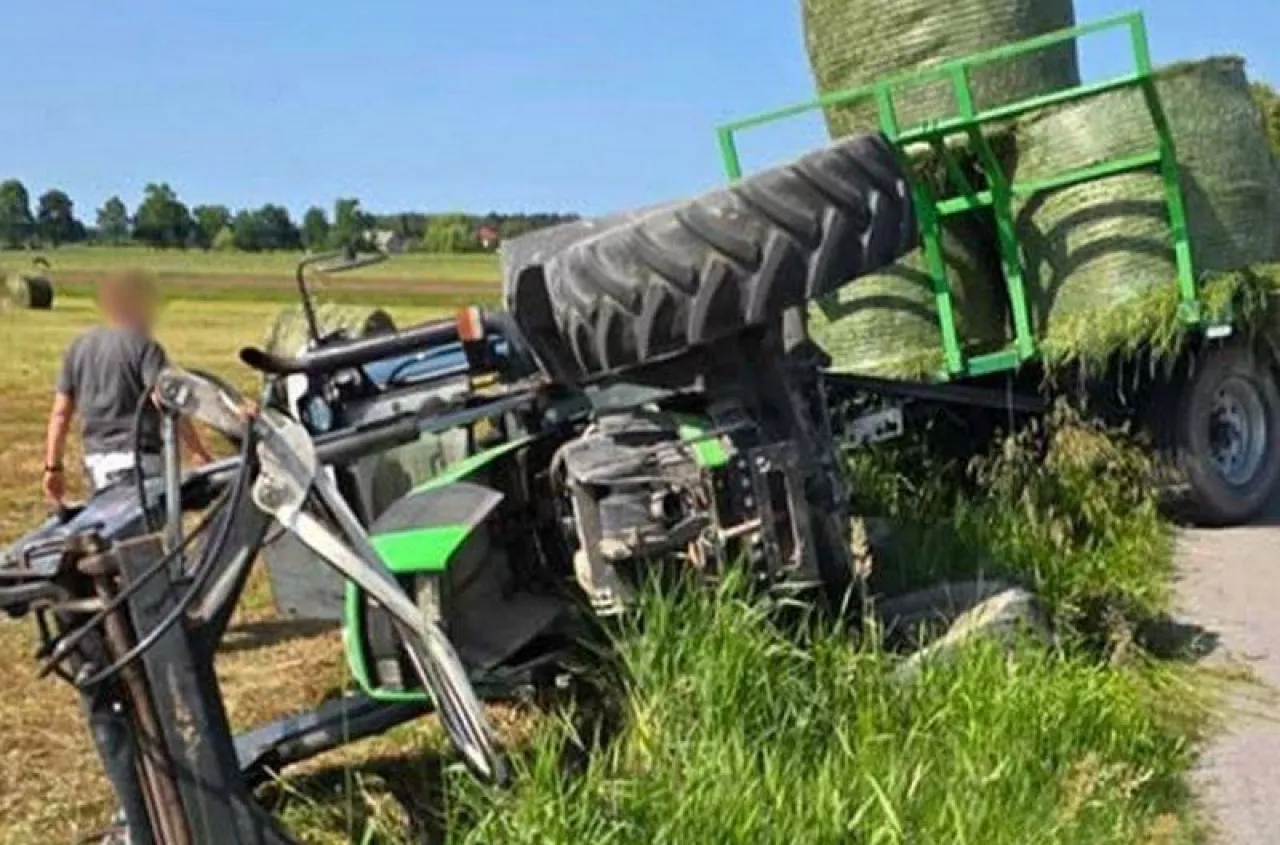 Groźny wypadek pod Rykami. Ciągnik z belami siana przewrócił się na bok