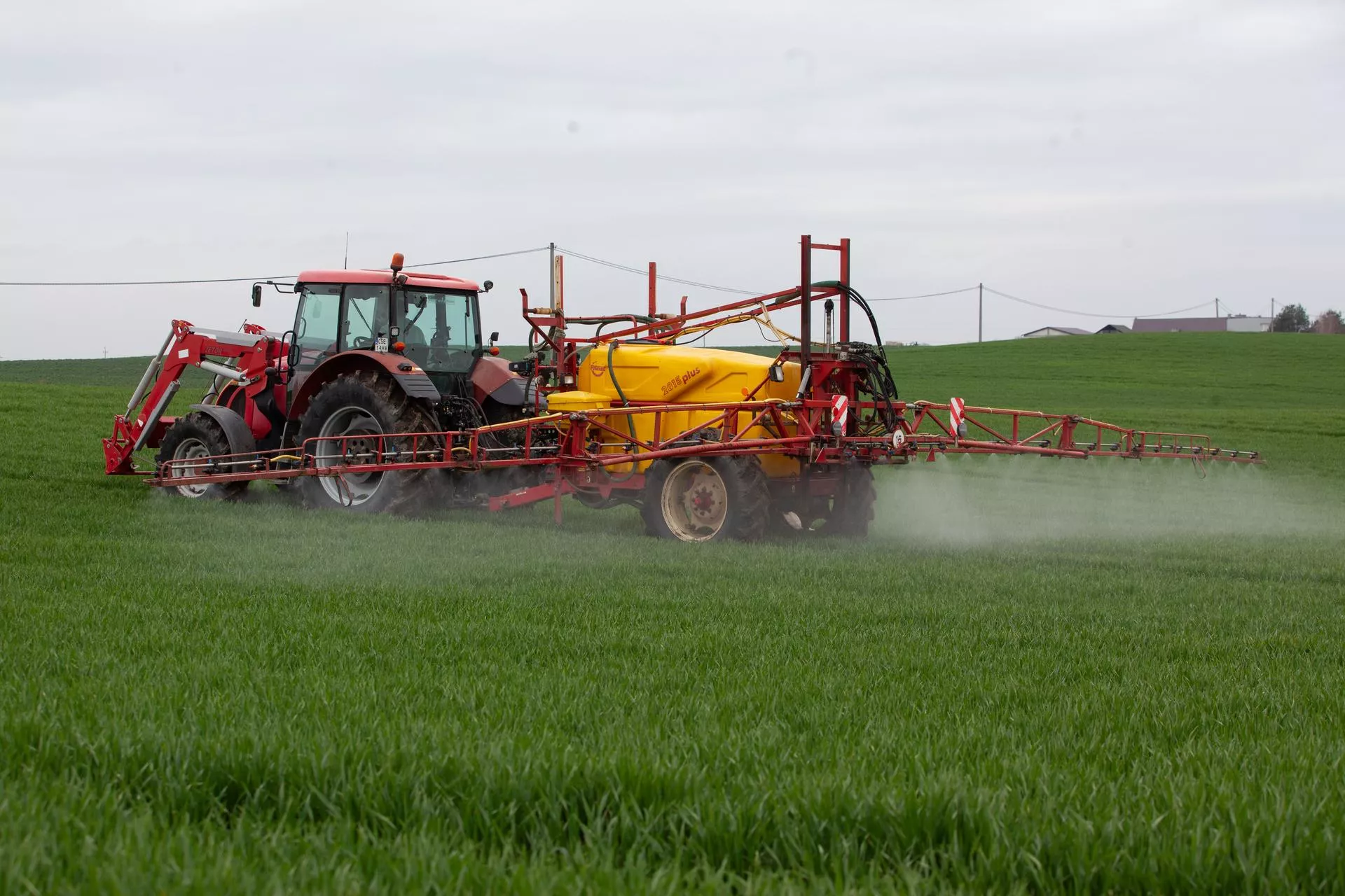 Jakie opryski można łączyć, a jakich nie? Zasady mieszanin zbiornikowych