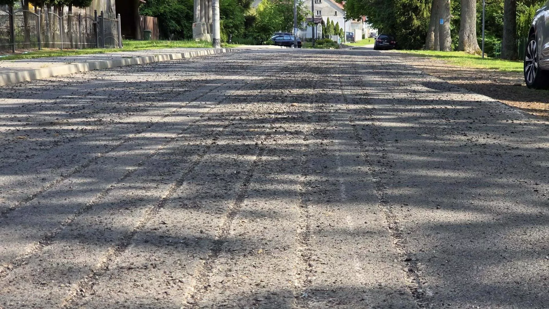 Rolnik zaorał drogę. Kto pokryje 60 tys. zł start?