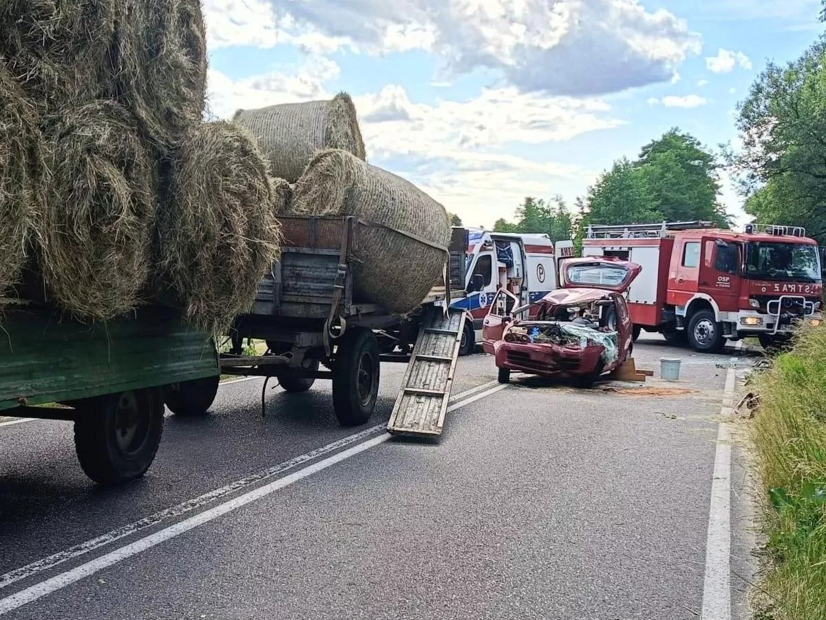 Masakra na drodze. Ciągnik z sianem staranował auto