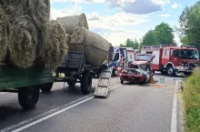 Rozbity fiat na środku drogi, po tym, jak zderzył się z ciągnikiem rolniczym