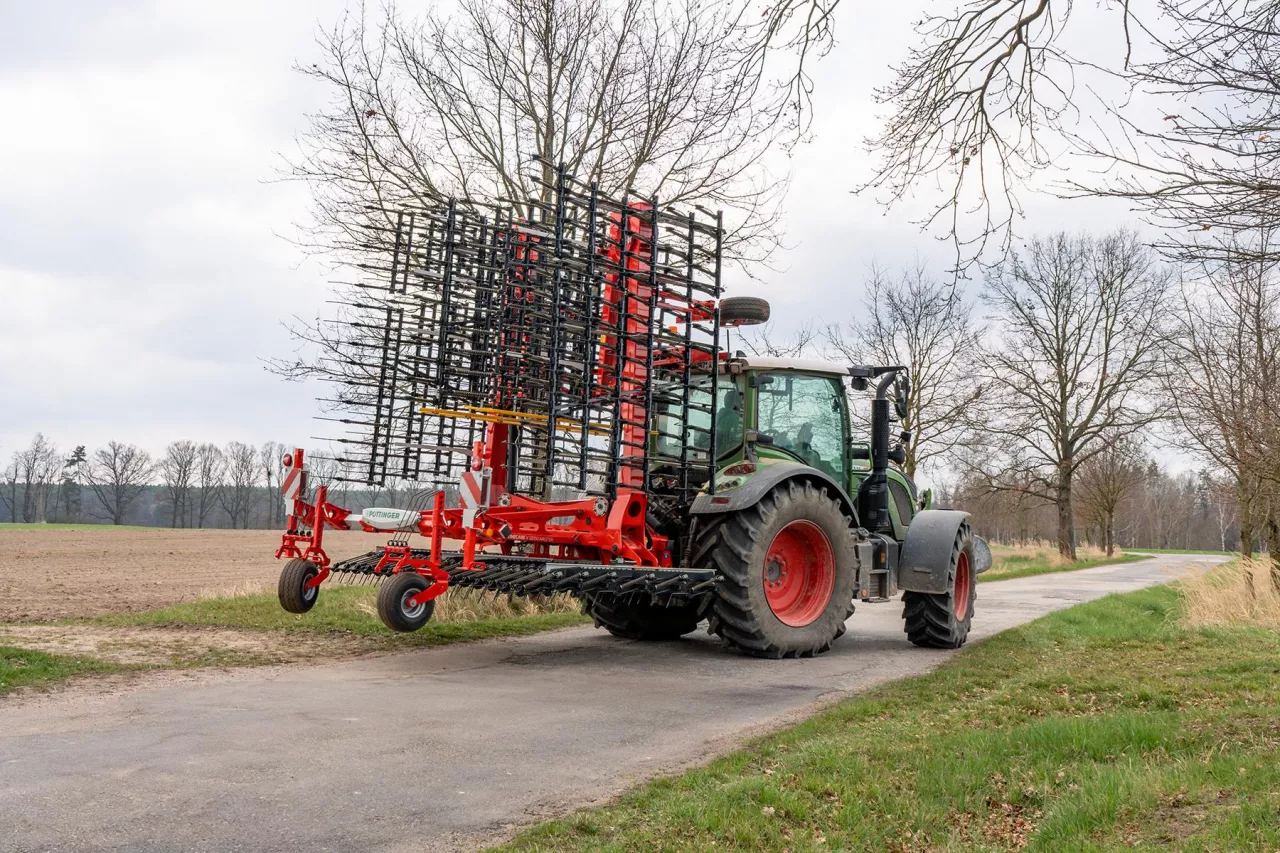 Nowa brona pieląca Pöttinger. Do jakich upraw? Czym się wyróżnia?