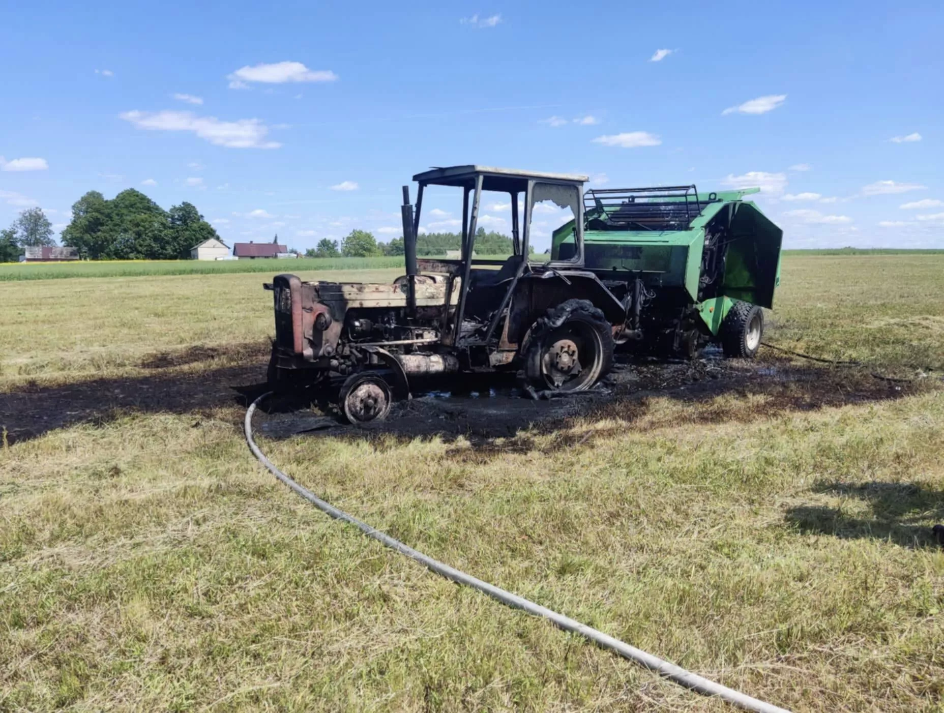Pożar pod Garwolinem. Rolnikowi spłonął ciągnik i prasa