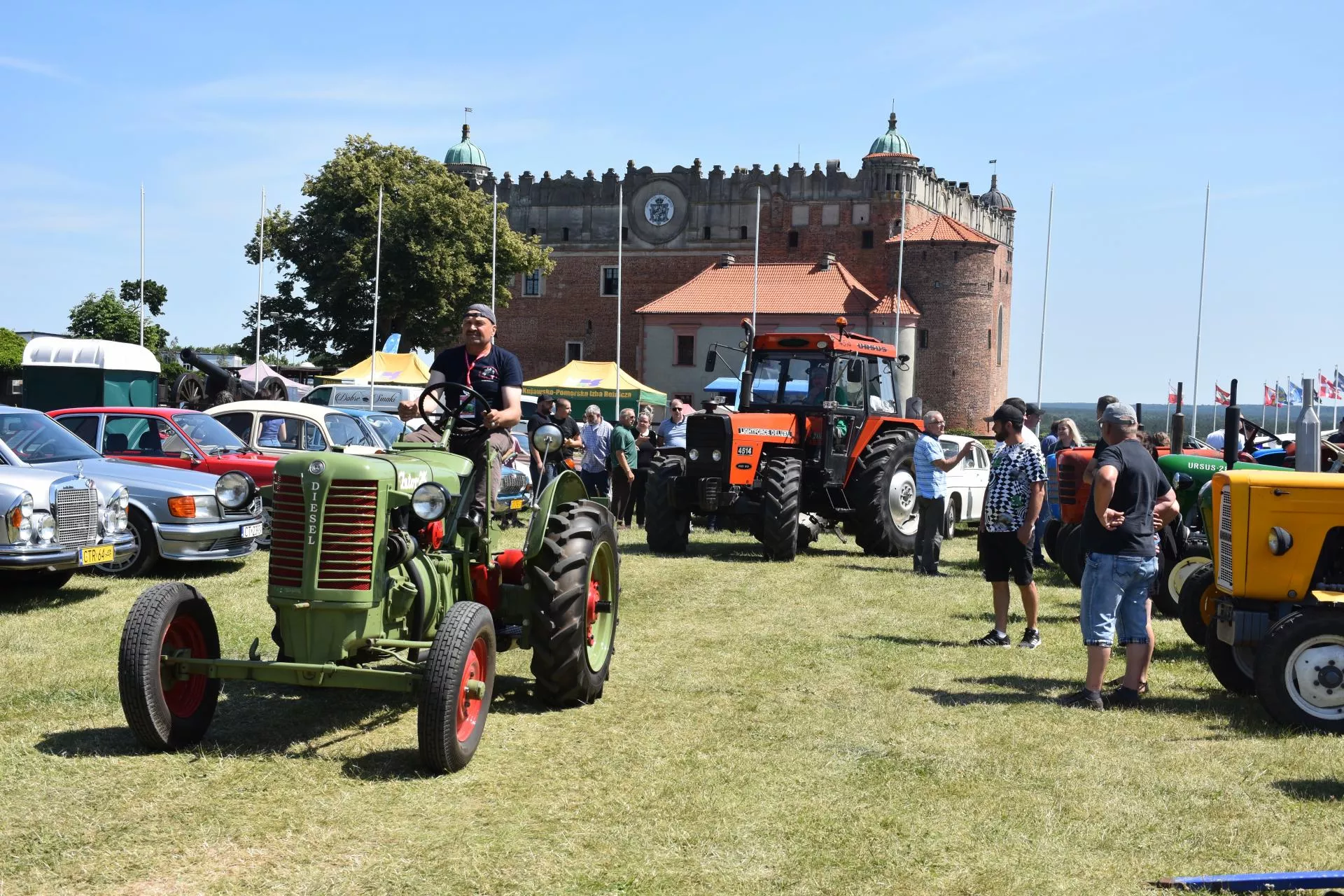 Stare ciągniki zdobyły zamek krzyżacki. Zobacz unikalne maszyny w akcji