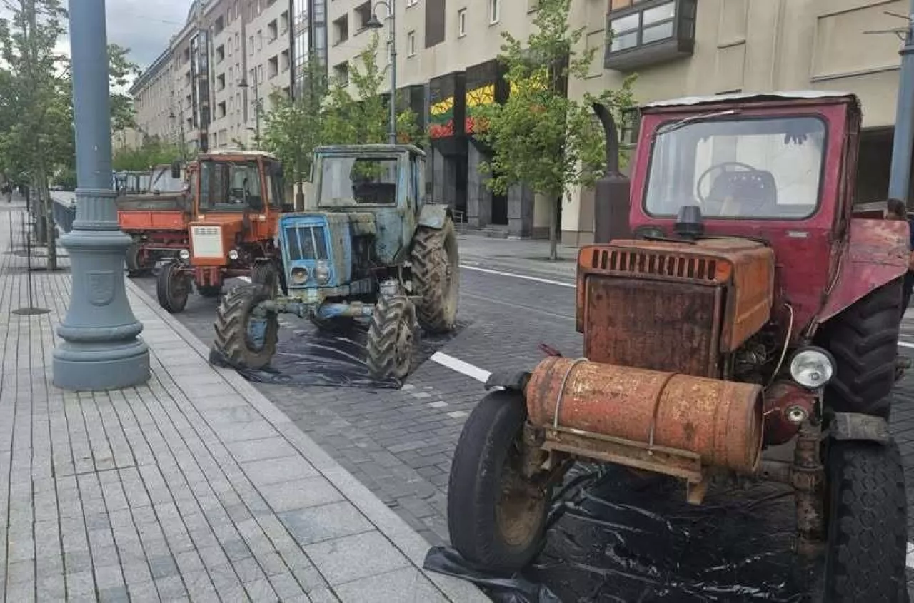 Ciągniki z komuny pod Sejmem! Rolnicy protestują w wielkim stylu