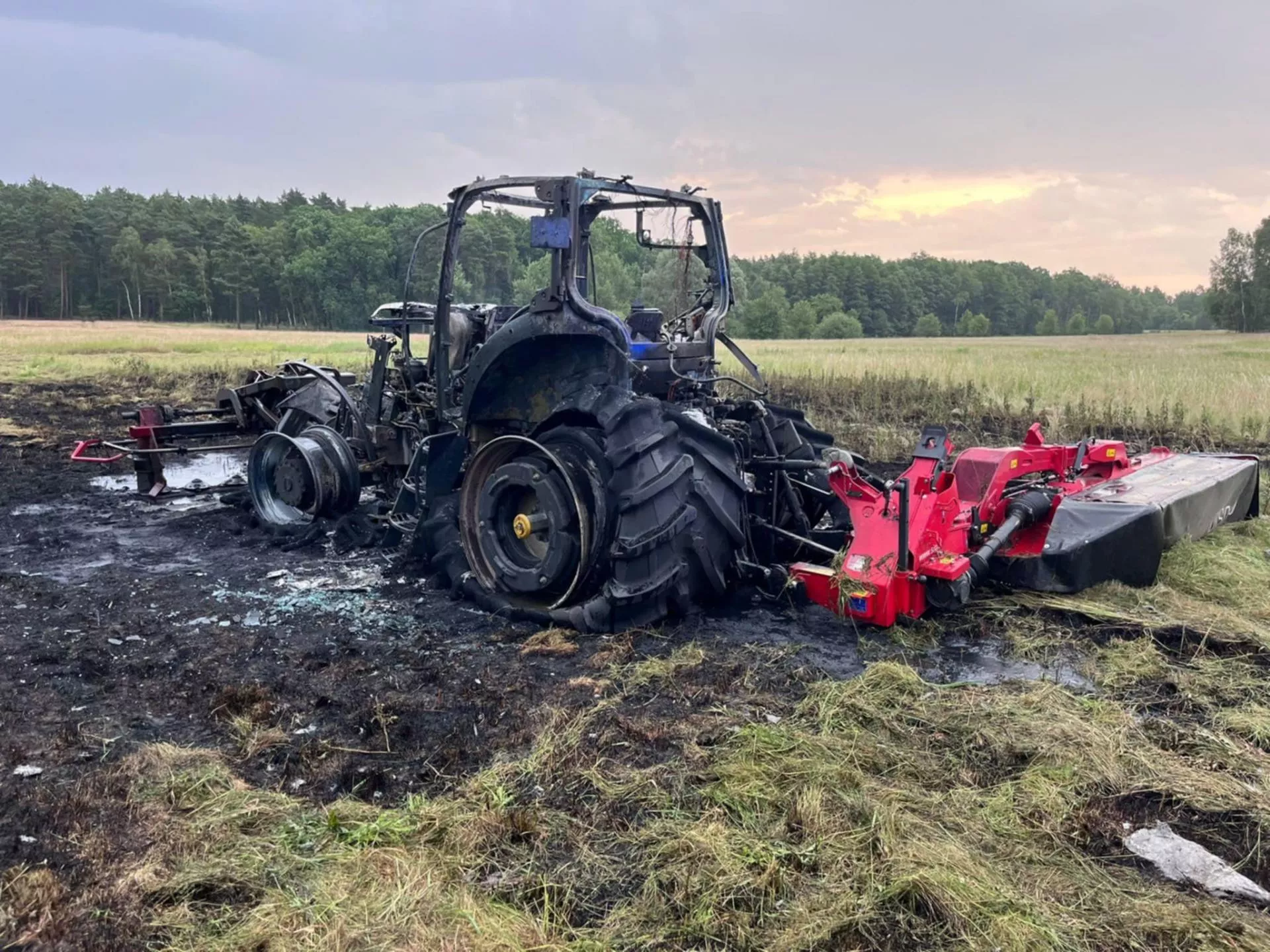 Pożar na łące. Rolnikowi spłonął ciągnik z kosiarką