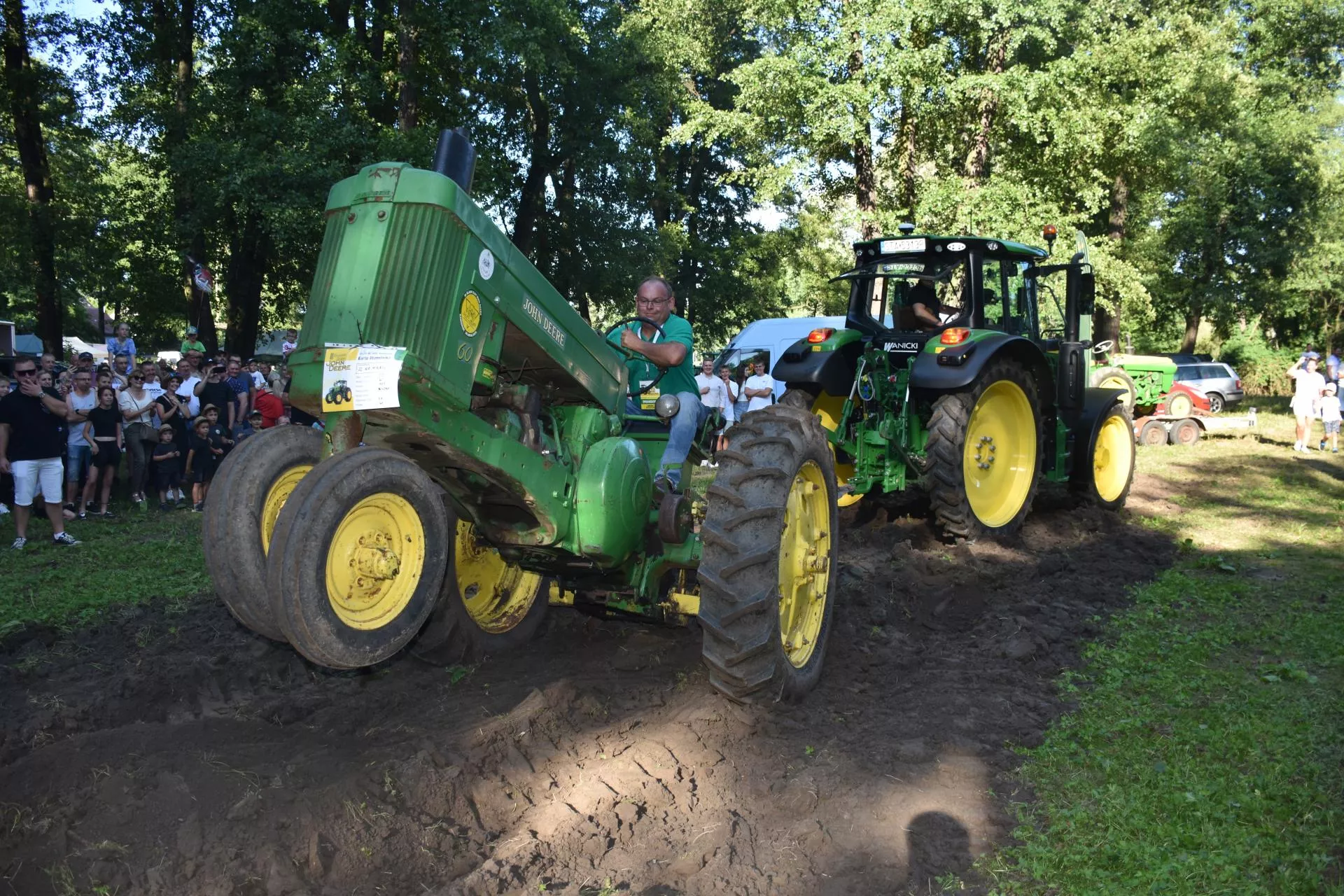 Zabytkowy John Deere kontra nowoczesny gigant. Kto przeciągnął linę? [WIDEO]