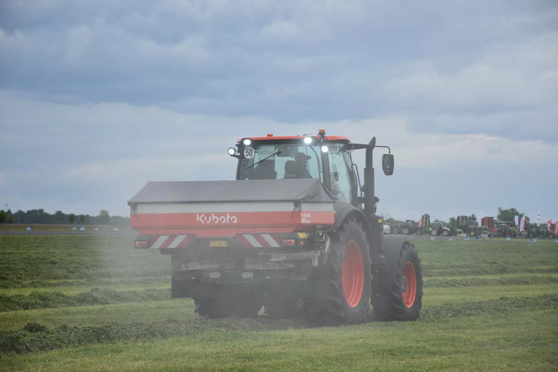 Ten rozsiewacz sam pilnuje wysokości. Nowość od Kuboty z systemem TIM