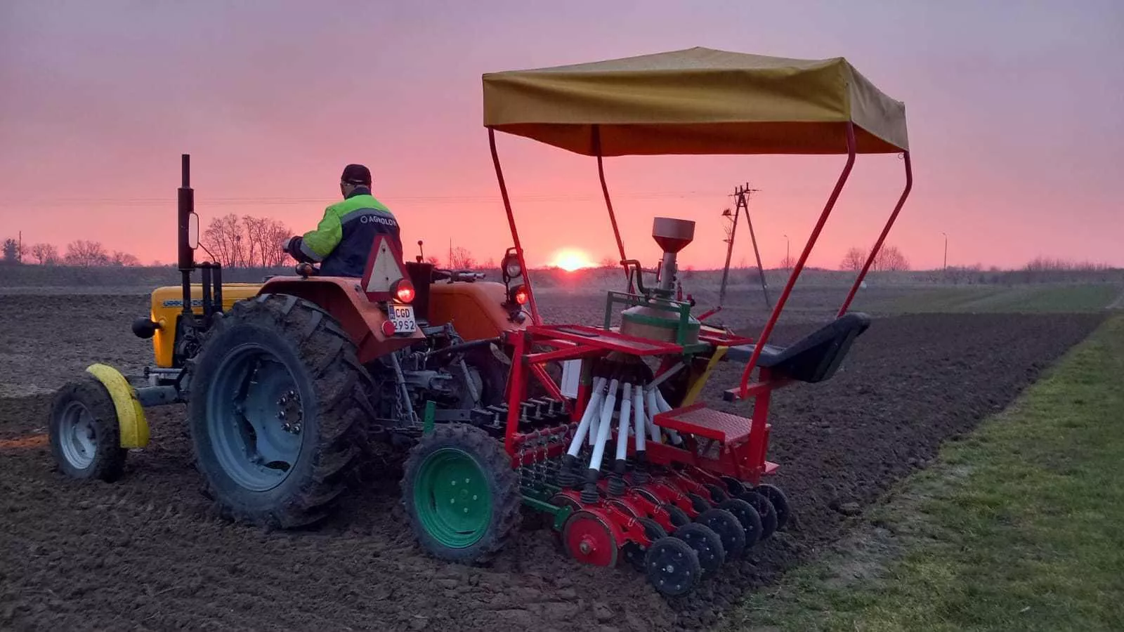 Siewnik na Ursusie i rowerowy opryskiwacz. Tak się testuje odmiany roślin