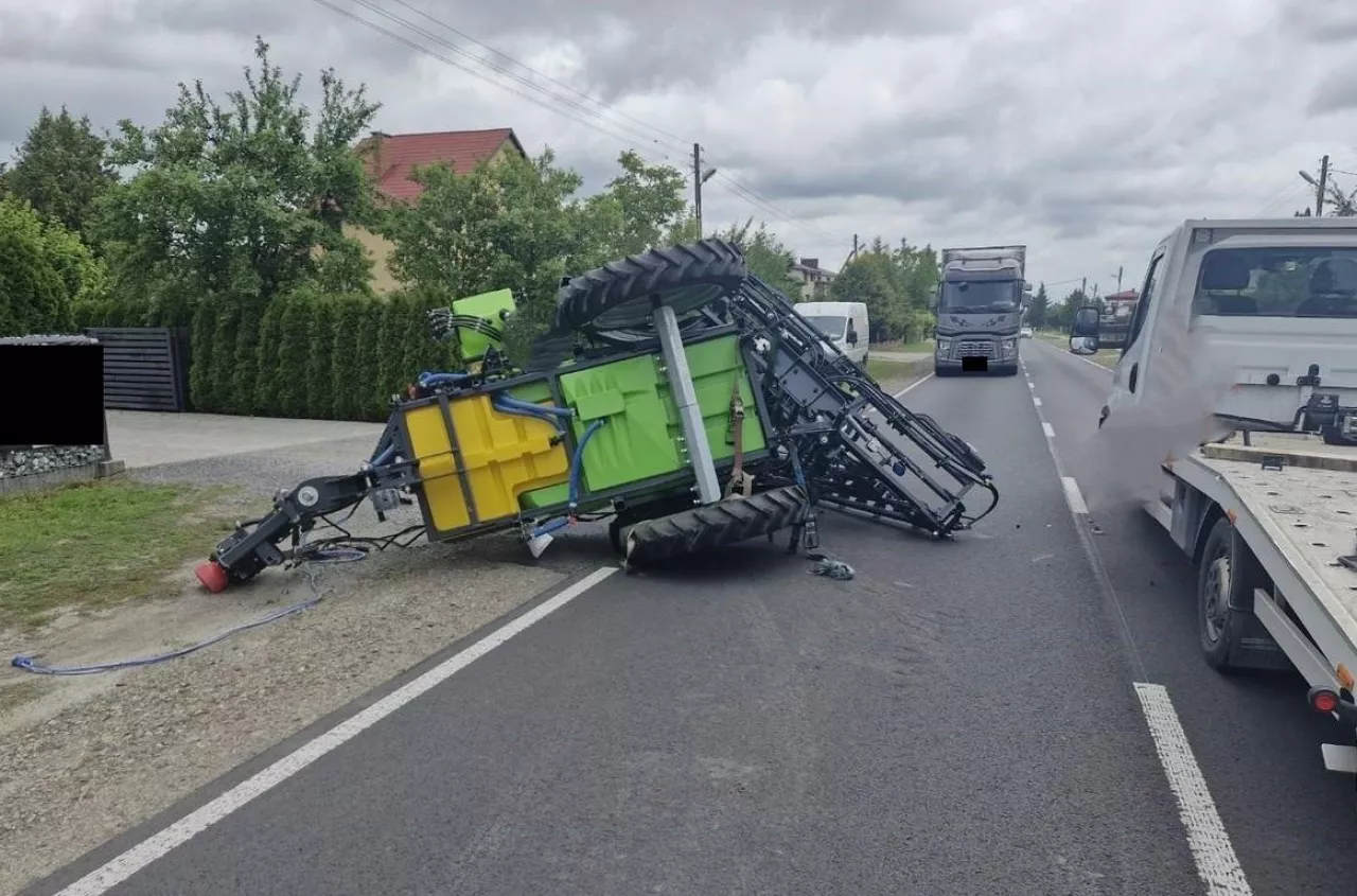 Dramat na drodze. Opryskiwacz spadł z lawety, 3 osoby w szpitalu