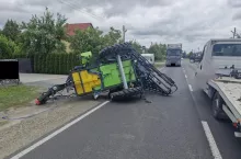Opryskiwacz spadł z lawety na jadęce auto