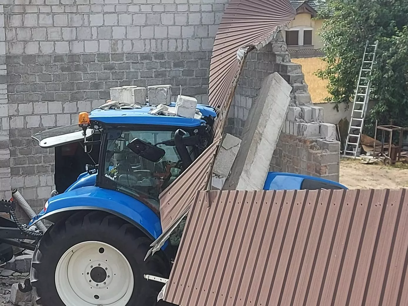 Rolnik stracił wszystko tuż przed żniwami. Wichura zniszczyła mu maszyny