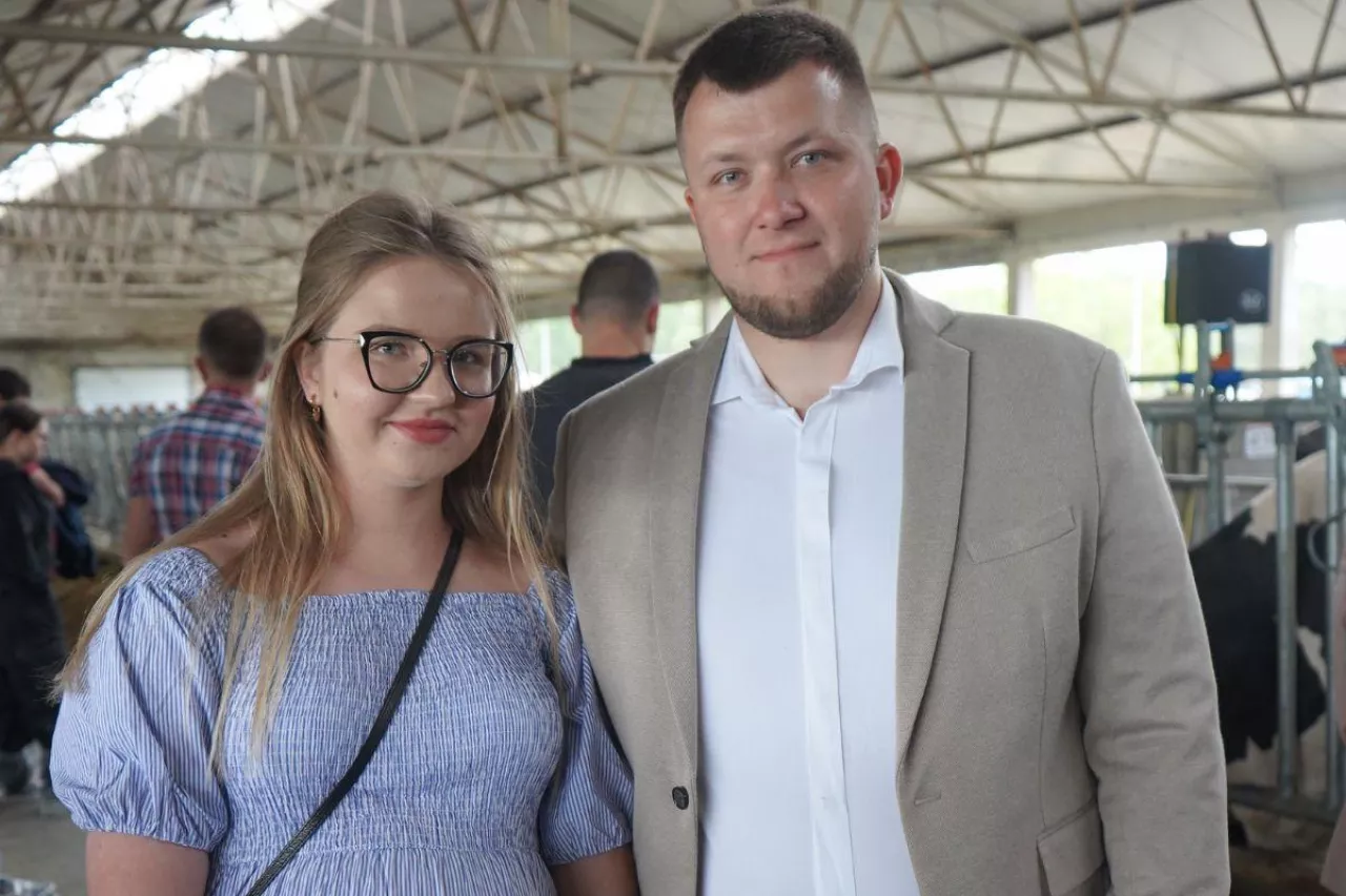 – Chcielibyśmy wraz z żoną rozwijać gospodarstwo tak, by w przyszłości przekazać je naszym dzieciom z dumą i w jak najlepszym stanie – podkreślił Łukasz Rykowski (na zdjęciu z żoną Natalią). Młodym hodowcom w codziennej pracy pomagają rodzice: Ewa i Piotr Rykowscy