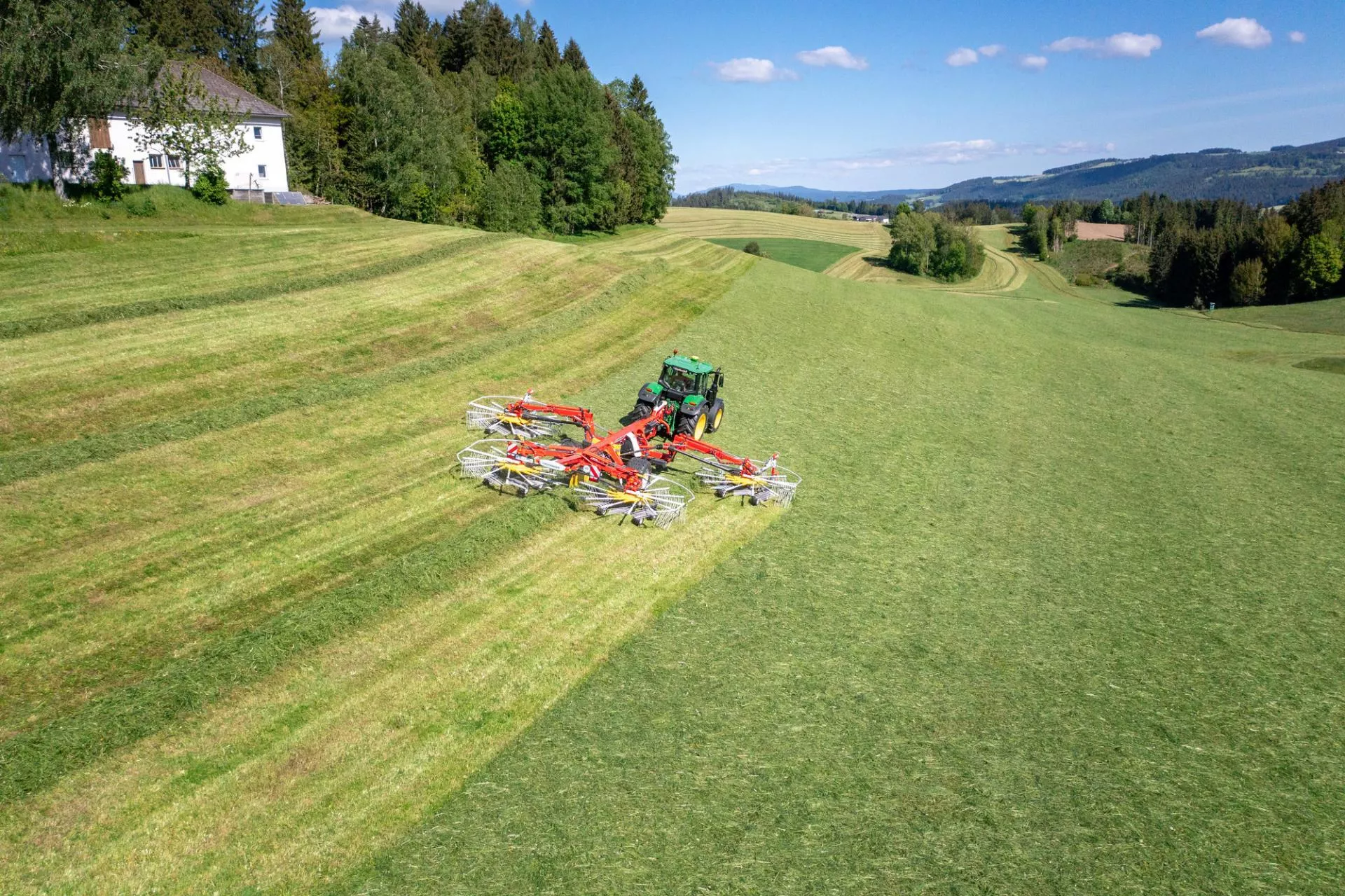 Zgrabiarka, która myśli za rolnika. Sprawdź, co potrafi nowy sprzęt od Pöttingera