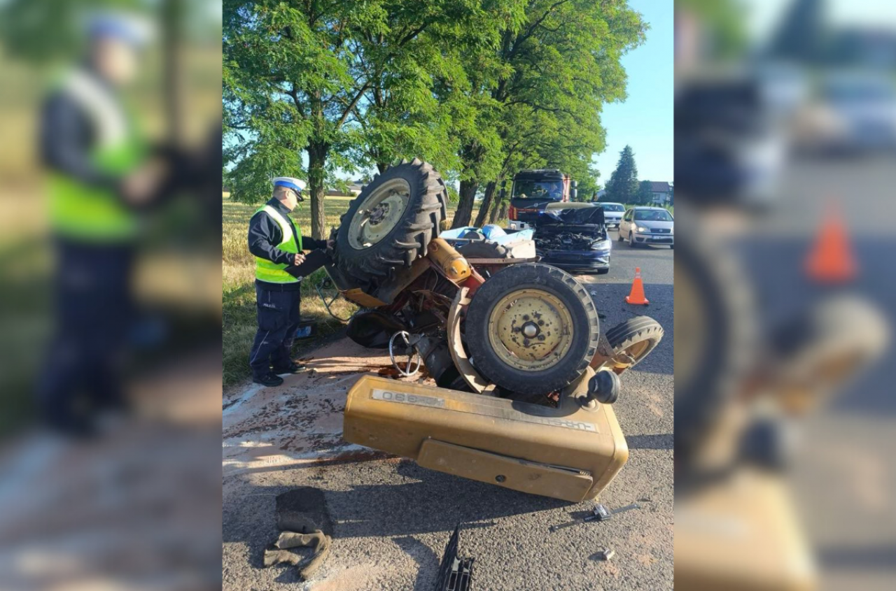 Golf wbił się w ciągnik. Ursus aż dachował