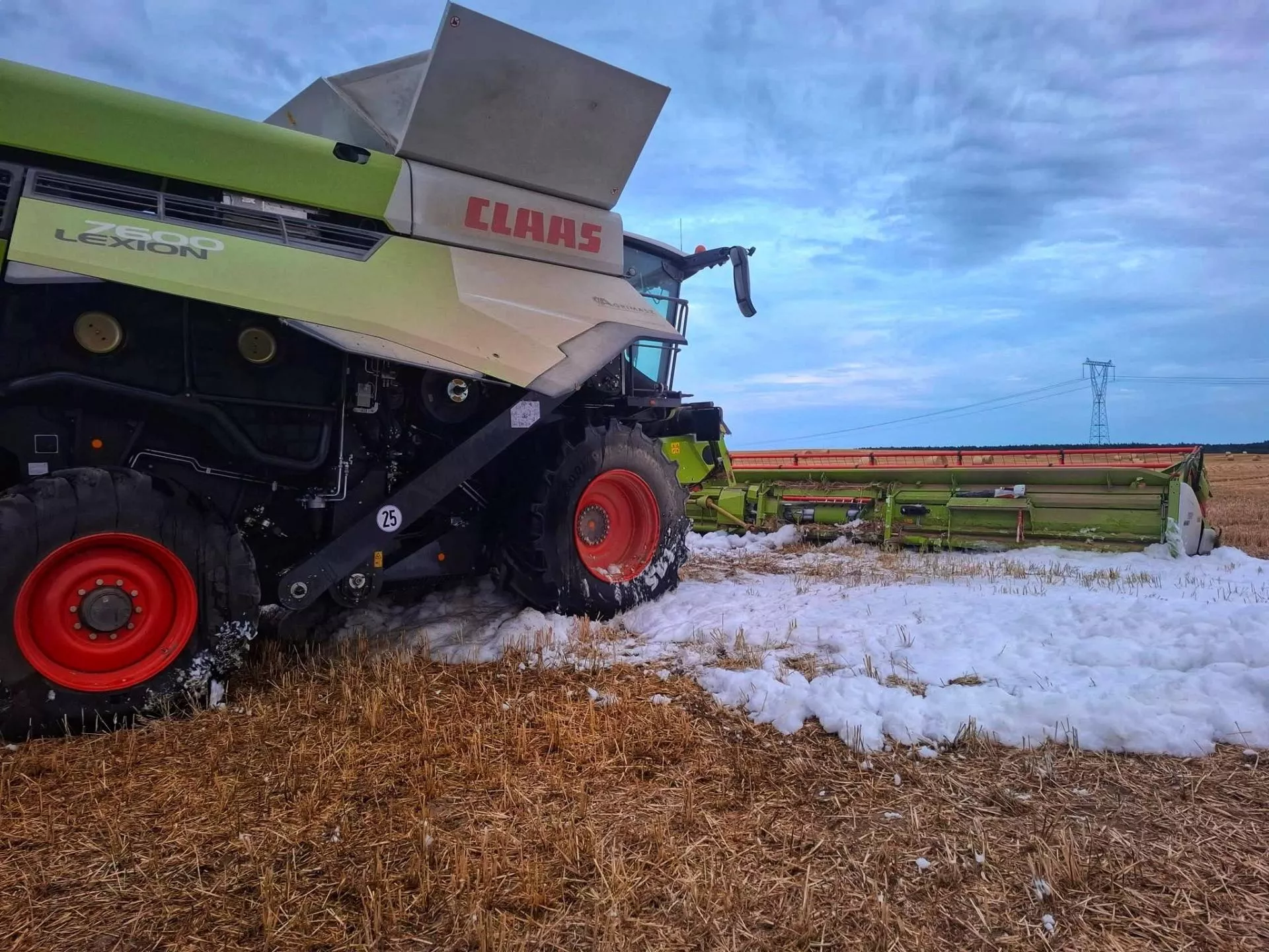 Ruszyły żniwa, ruszyły pożary. Dwa kombajny stanęły w ogniu