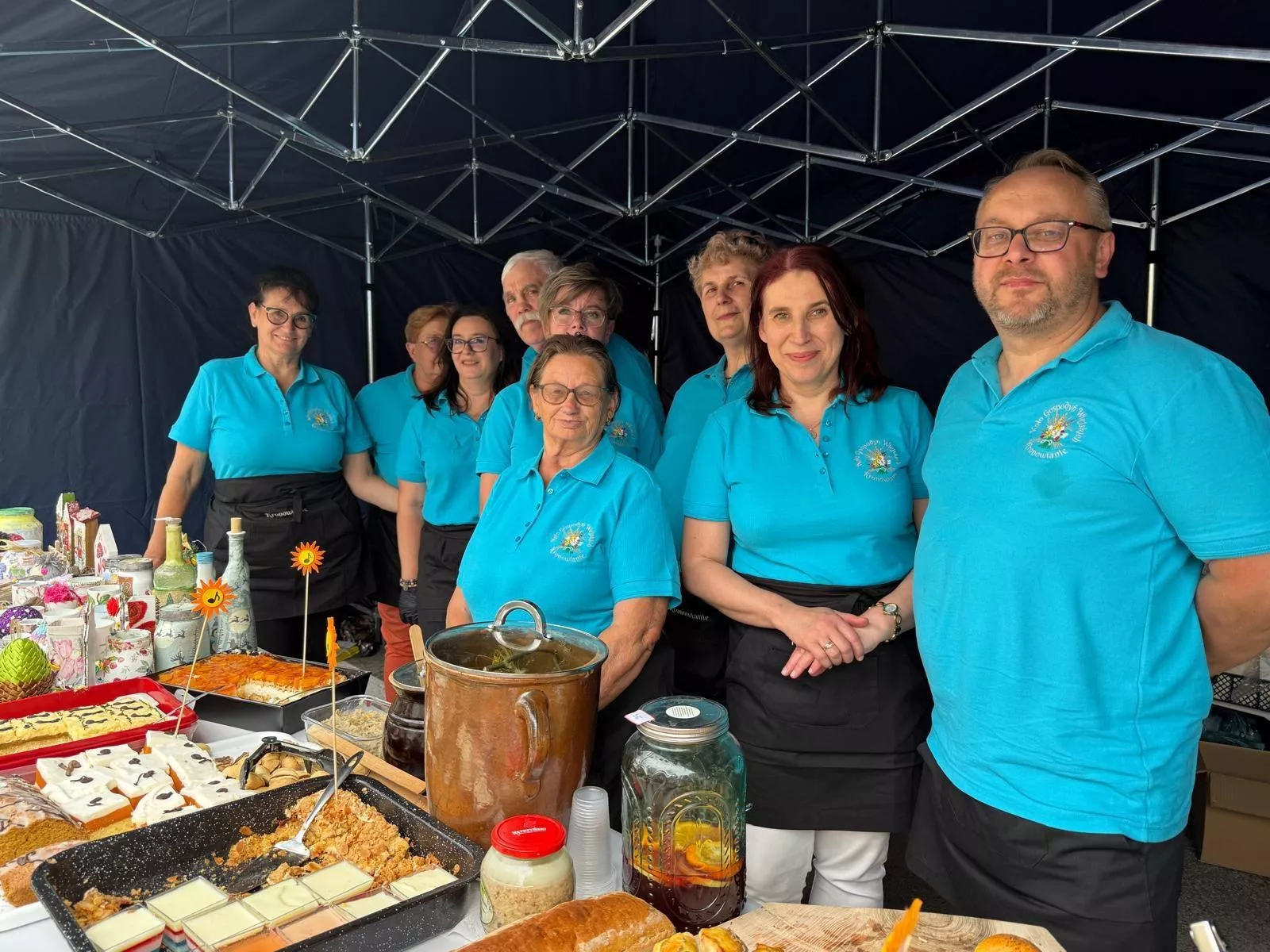 Podbijają jarmarki turkusem i nutami „Roty”. KGW z Kronowa robi furorę