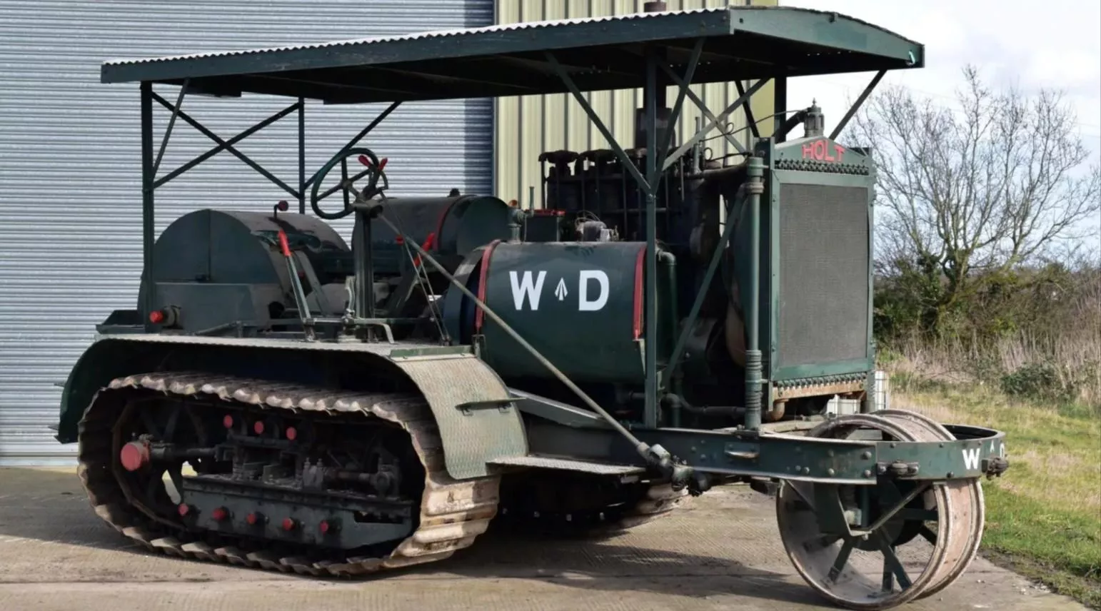 Kultowe ciągniki na aukcji. Rzadki traktor z wojny sprzedany za 370 tys. zł