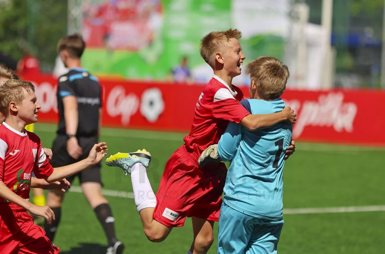 Młodzi piłkarze ze wsi spotkają się Lewandowskim. Wygrali PROCAM CUP 2025