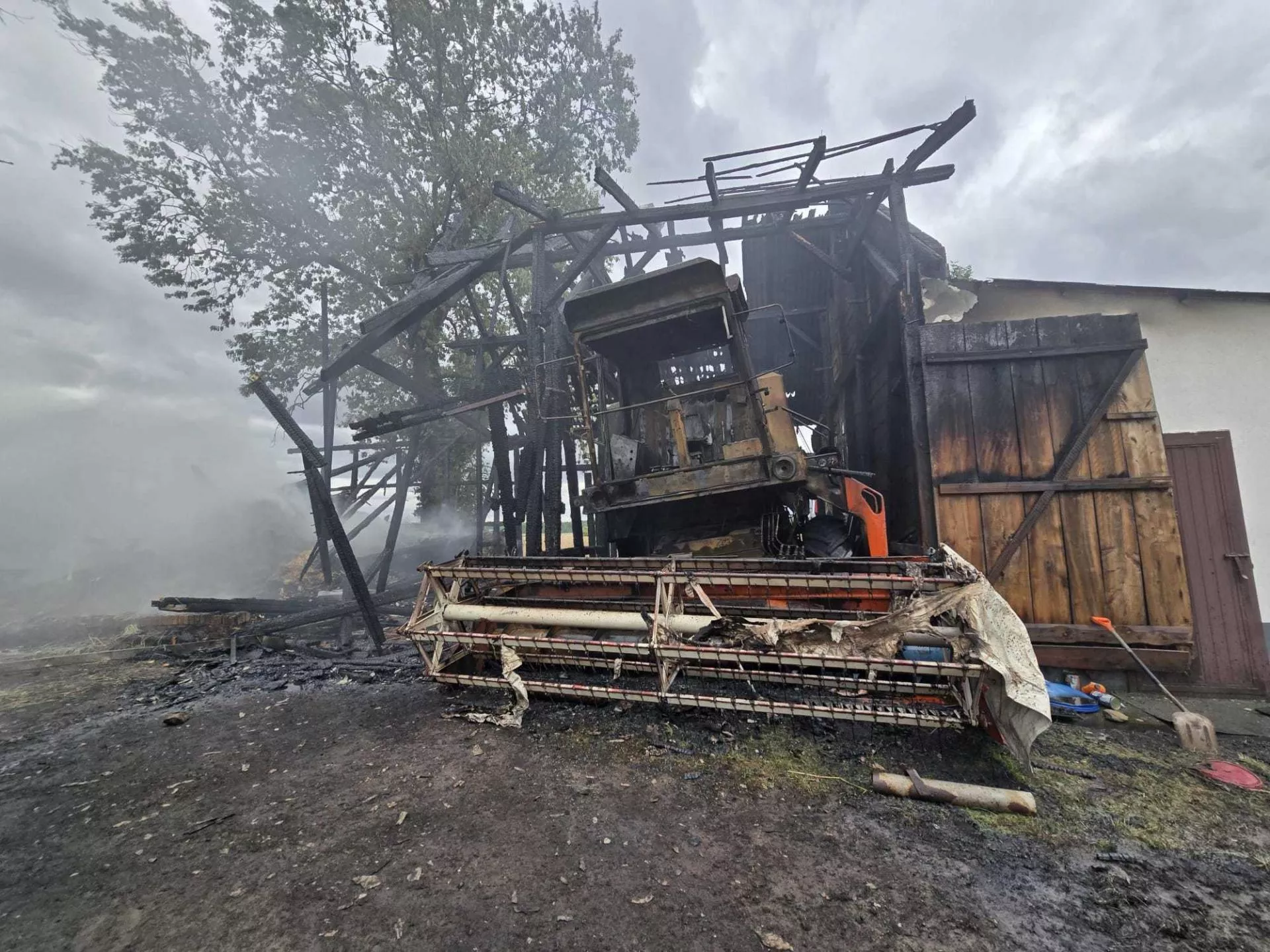 Dramat przed żniwami. Rolnikowi spłonął kombajn i stodoła