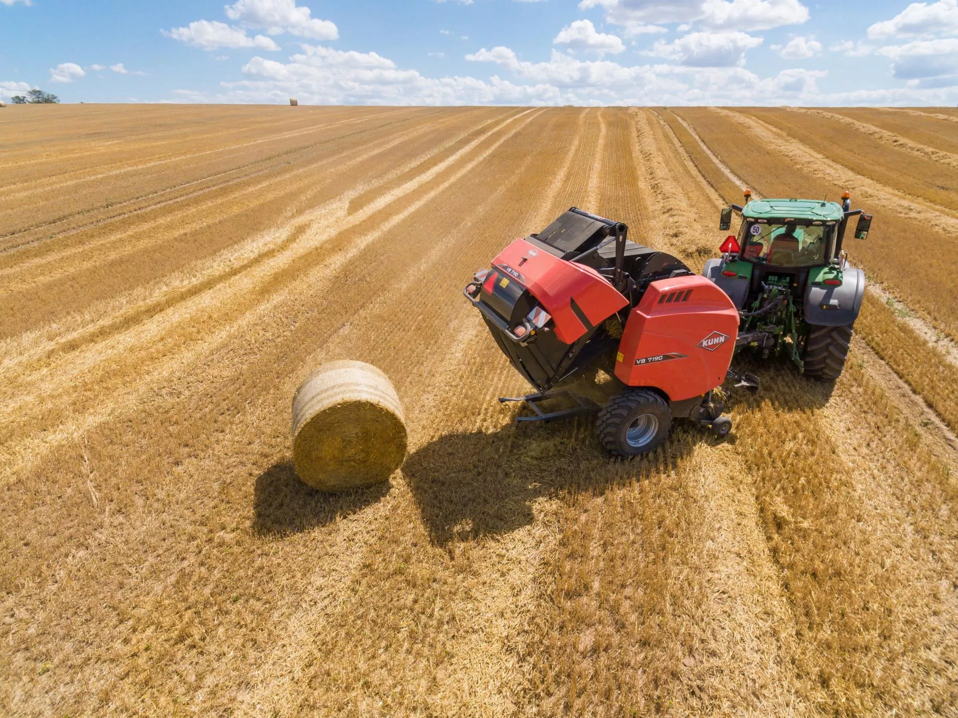 Ile kosztuje prasowanie słomy w 2025 roku? Sprawdź stawki za bele i kostki