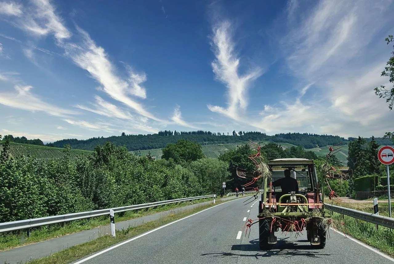 Czy można wyprzedzić traktor lub kombajn na linii ciągłej? Przepisy mówią jasno