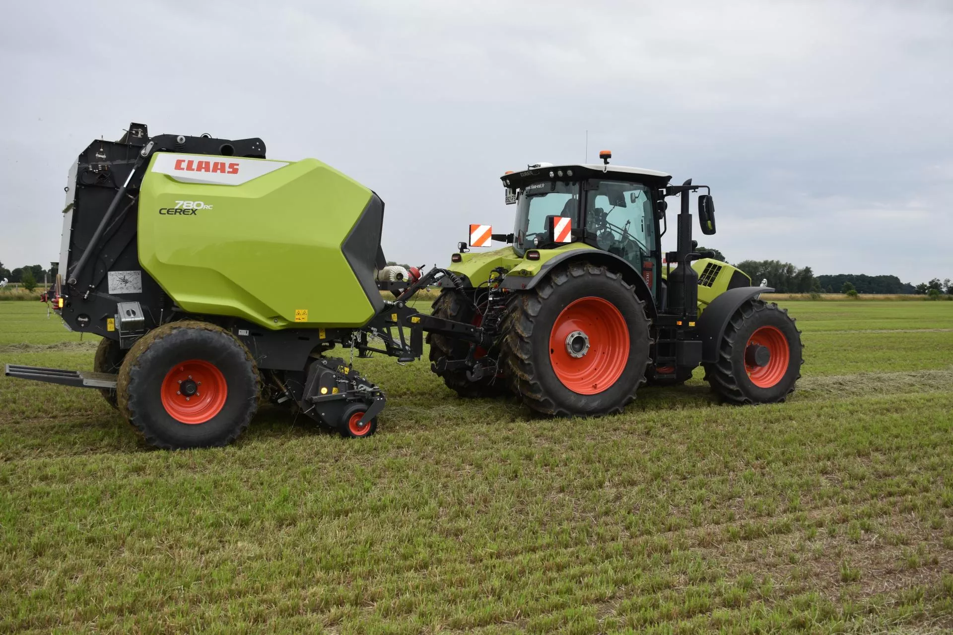 Nawet 60 bel na godzinę. Zobacz nowe prasy i kosiarki Claas