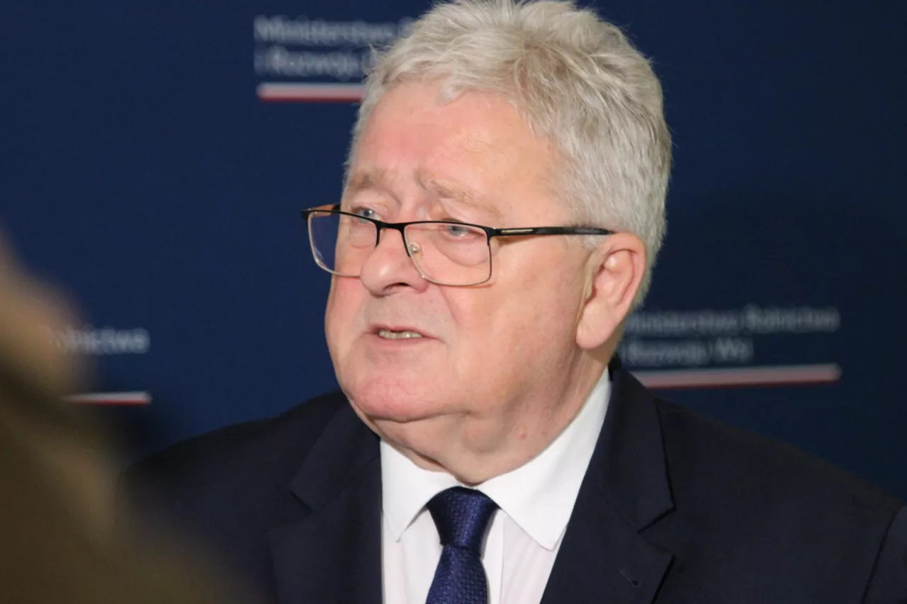 Minister rolnictwa Czesław Siekierski odchodzi ze stanowiska - tak podało radio RMF FM.