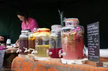 Ziołową kombuchę podczas festynów Świsłoczanki serwują z malowniczo wyglądających słojów