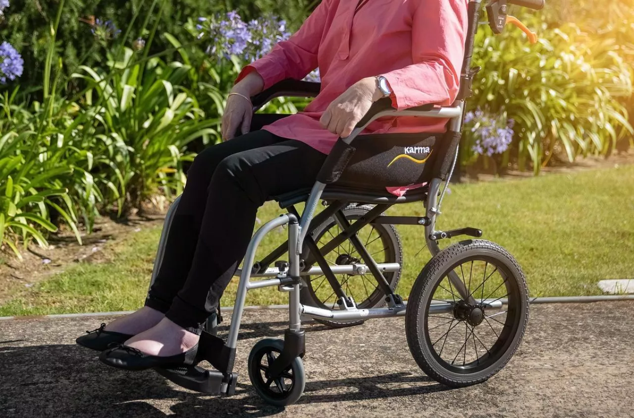 Mama rolniczki ma już 90 lat. Czy w związku z tym przysługuje jej świadczenie wspierające?