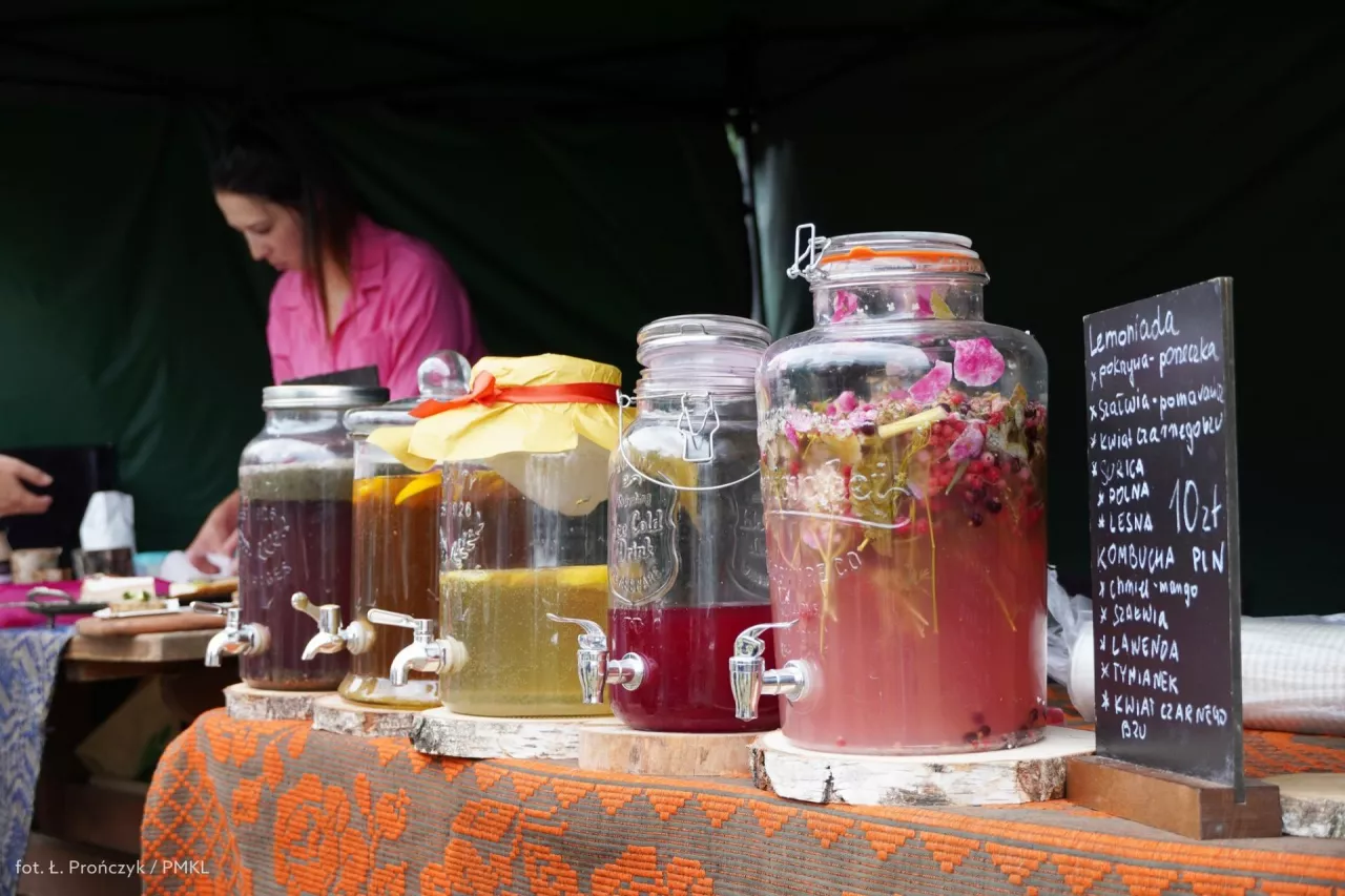 Ziołową kombuchę podczas festynów Świsłoczanki serwują z malowniczo wyglądających słojów
