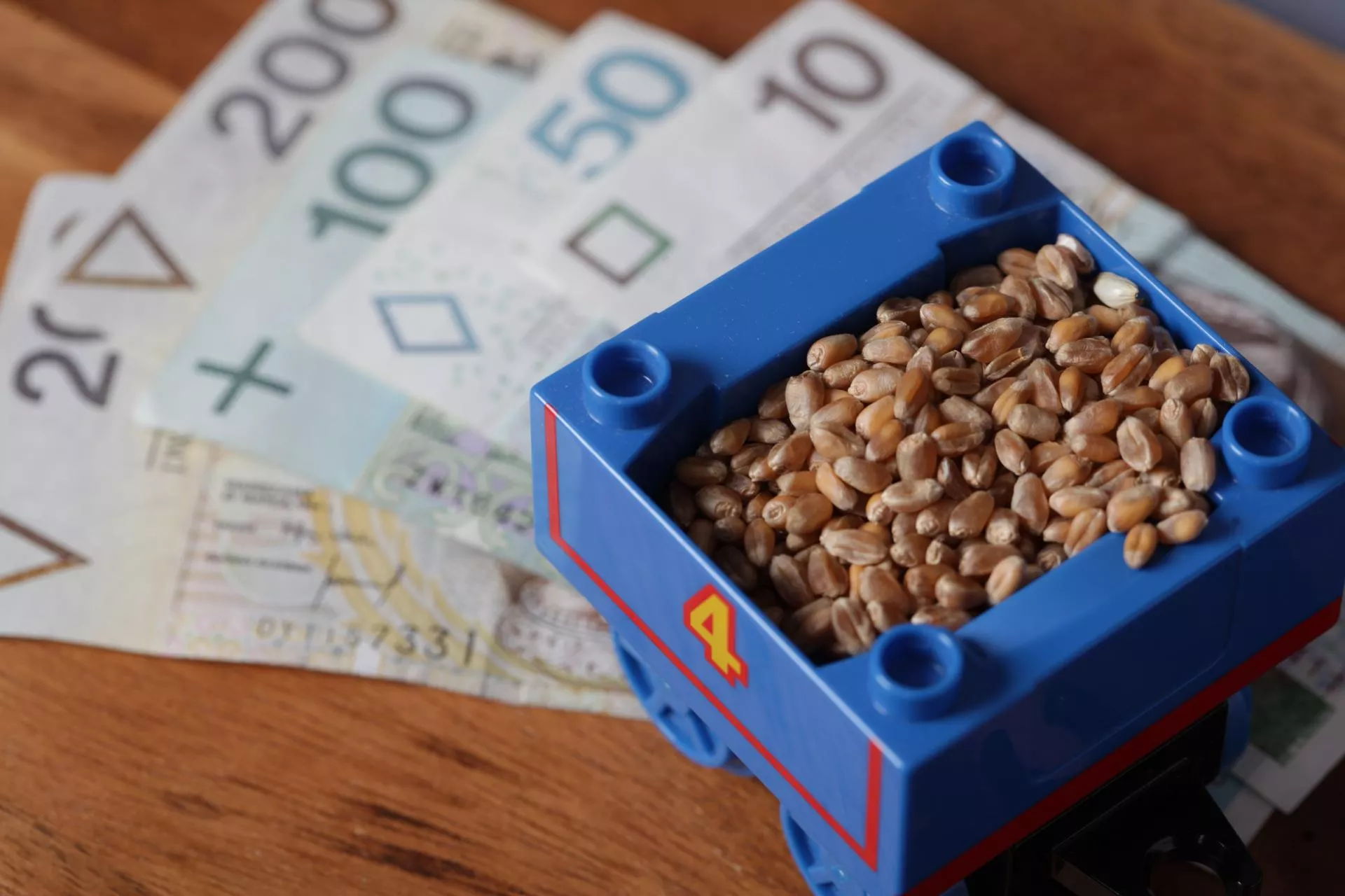 Ile pszenicy trzeba sprzedać, żeby kupić 1 hektar ziemi? Wynik szokuje