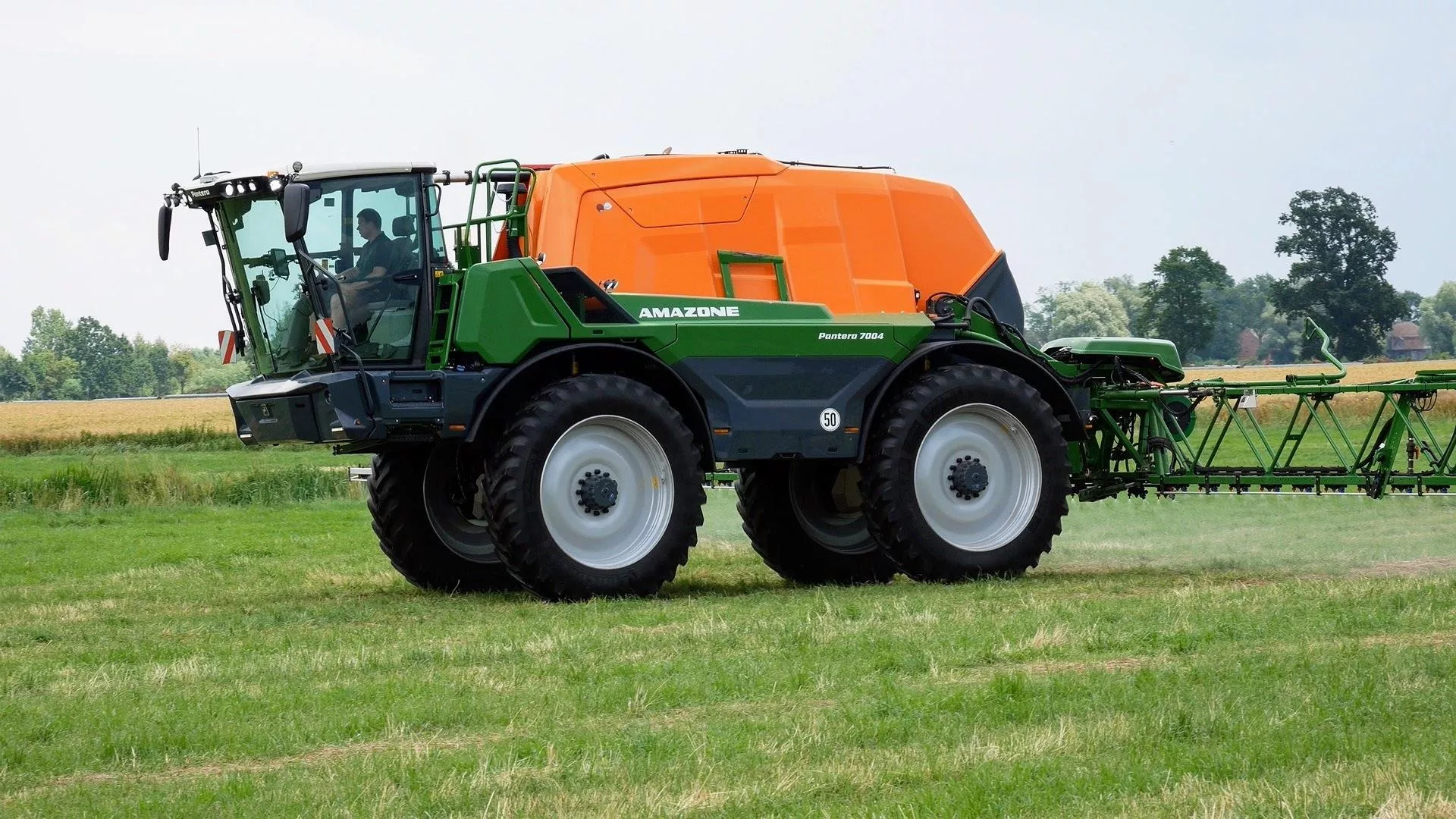 Amazone prezentuje Panterę 7004. Flagowy opryskiwacz trafił do polskich gospodarstw